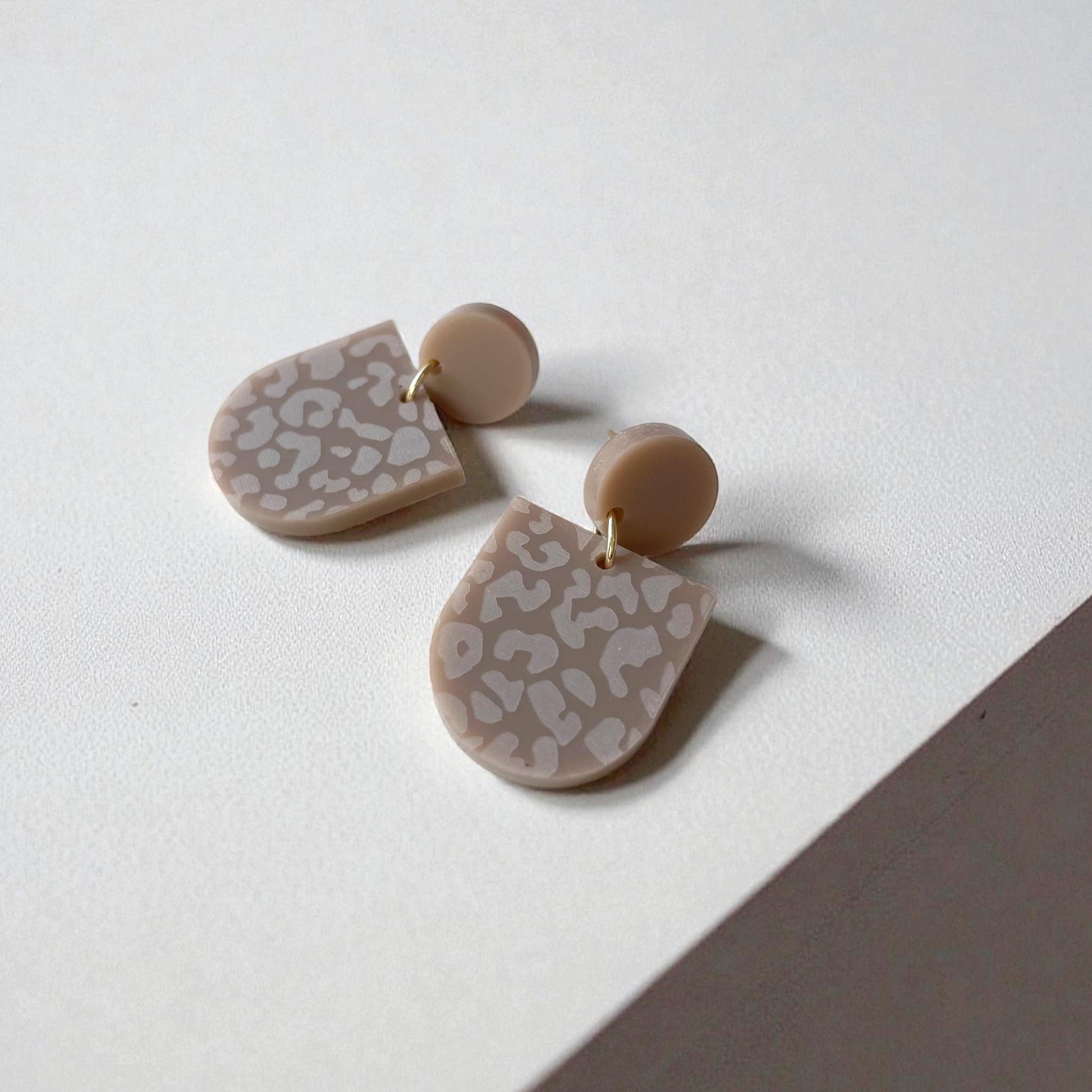 Ohrring »Leonie« | allergikerfreundlich | braunes Acryl | leichte Statement-Ohrringe | Gravur Leomuster | Schmuck | Geschenk