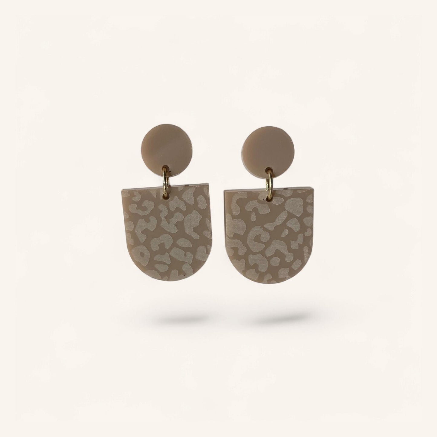 Ohrring »Leonie« | allergikerfreundlich | braunes Acryl | leichte Statement-Ohrringe | Gravur Leomuster | Schmuck | Geschenk