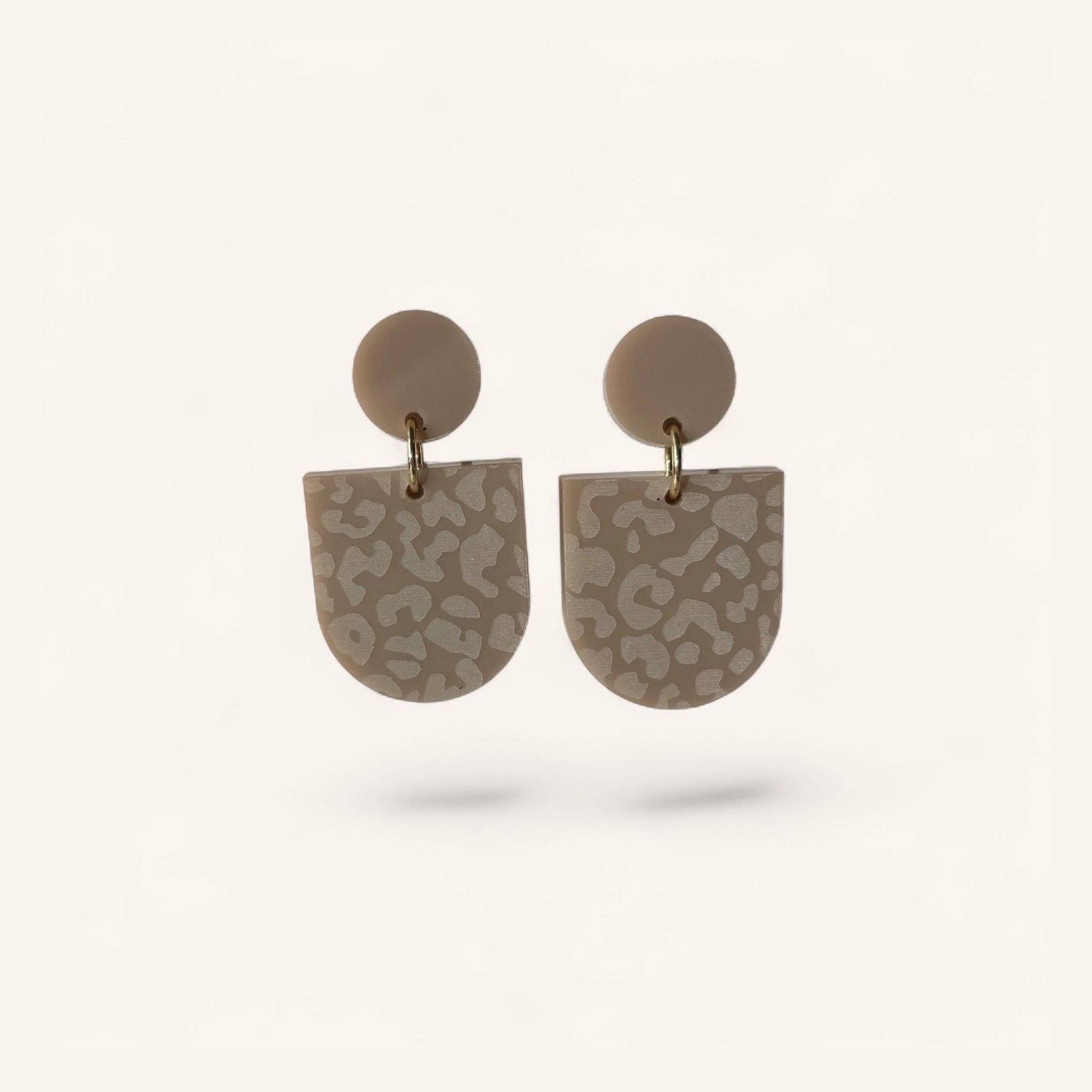 Ohrring »Leonie« | allergikerfreundlich | braunes Acryl | leichte Statement-Ohrringe | Gravur Leomuster | Schmuck | Geschenk