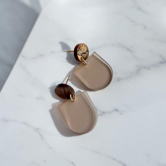 Ohrring »Cora« | allergikerfreundlich | braun-marmoriertes und braun-transparentes Acryl | leichte Statement-Ohrringe | Schmuck