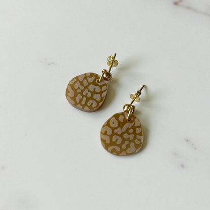 Ohrring »Leonie« | allergikerfreundlich | graviertes Acryl | gold metallic | leichte Statement-Ohrringe | Schmuck | Geschenk
