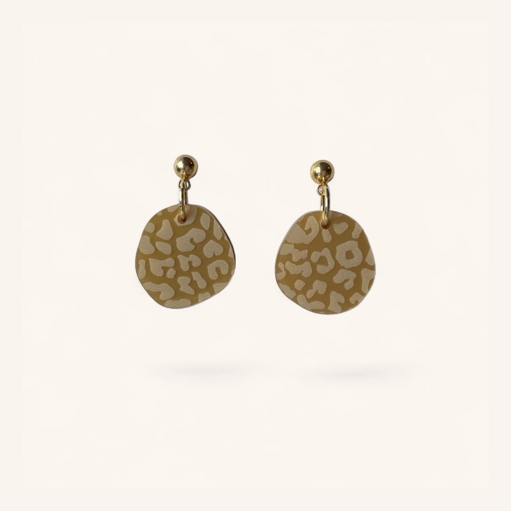 Ohrring »Leonie« | allergikerfreundlich | graviertes Acryl | gold metallic | leichte Statement-Ohrringe | Schmuck | Geschenk