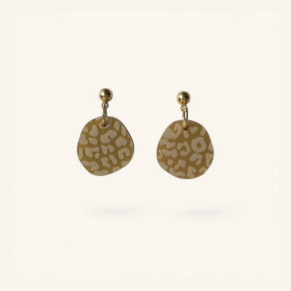 Ohrring »Leonie« | allergikerfreundlich | graviertes Acryl | gold metallic | leichte Statement-Ohrringe | Schmuck | Geschenk