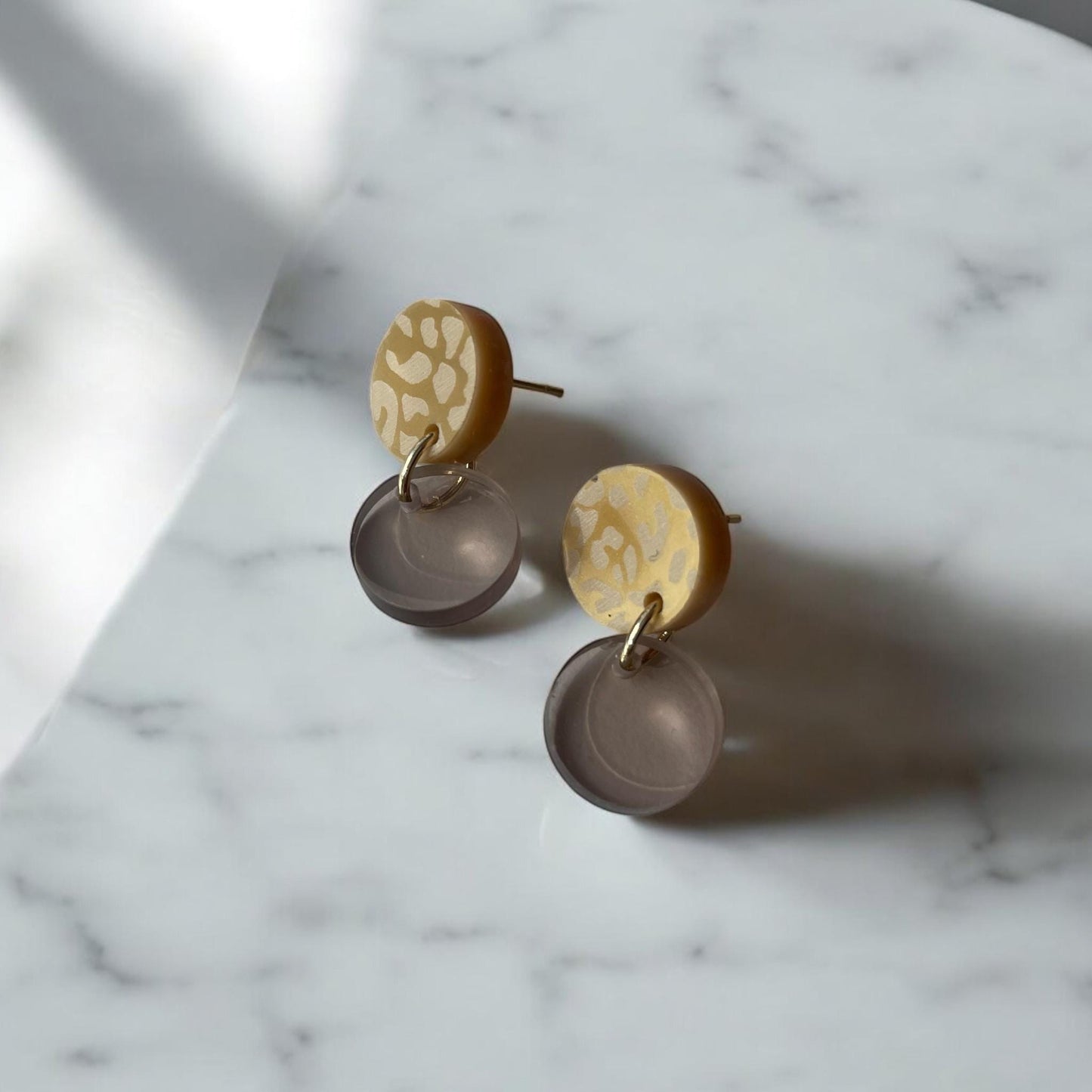 Ohrring »Lotta« | allergikerfreundlich | gold metallic und braun transparentes Acryl | leichte Statement-Ohrringe | Gravur | Geschenk