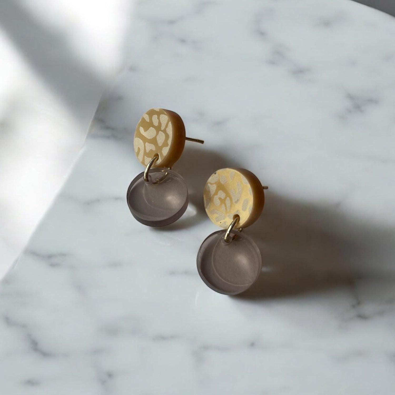 Ohrring »Lotta« | allergikerfreundlich | gold metallic und braun transparentes Acryl | leichte Statement-Ohrringe | Gravur | Geschenk