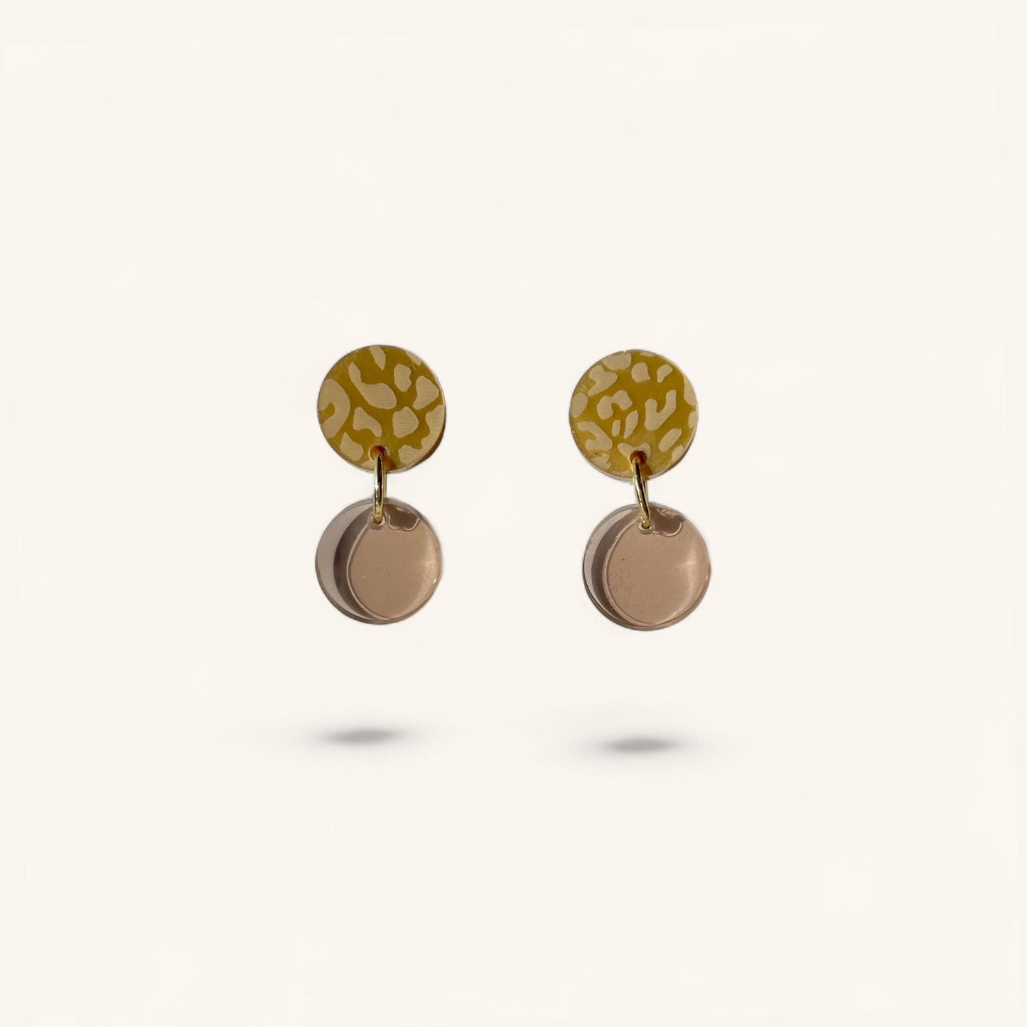 Ohrring »Lotta« | allergikerfreundlich | gold metallic und braun transparentes Acryl | leichte Statement-Ohrringe | Gravur | Geschenk