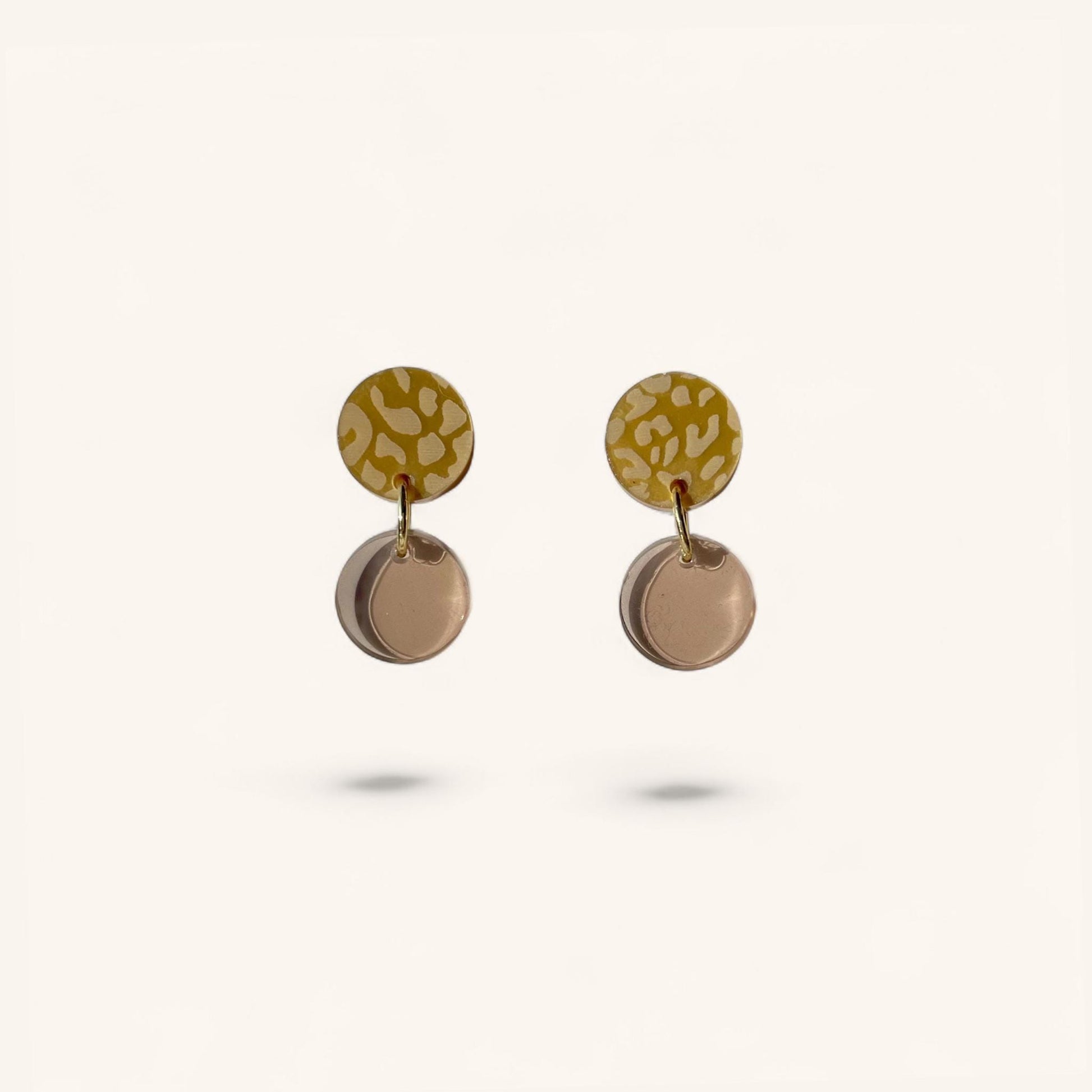 Ohrring »Lotta« | allergikerfreundlich | gold metallic und braun transparentes Acryl | leichte Statement-Ohrringe | Gravur | Geschenk