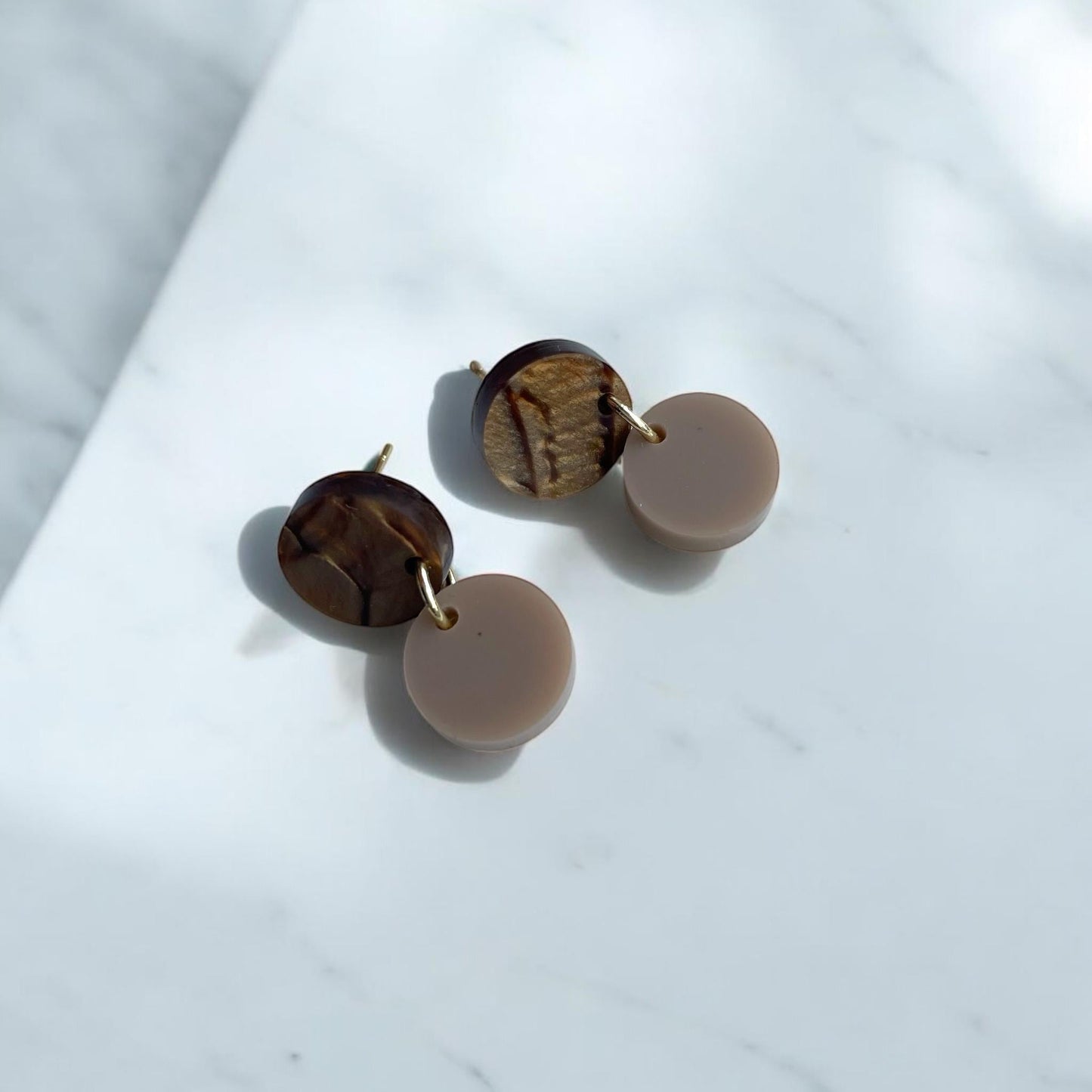 Ohrring »Lotta« | allergikerfreundlich | braun marmoriert und braun transparentes Acryl | leichte Statement-Ohrringe | Gravur | Geschenk