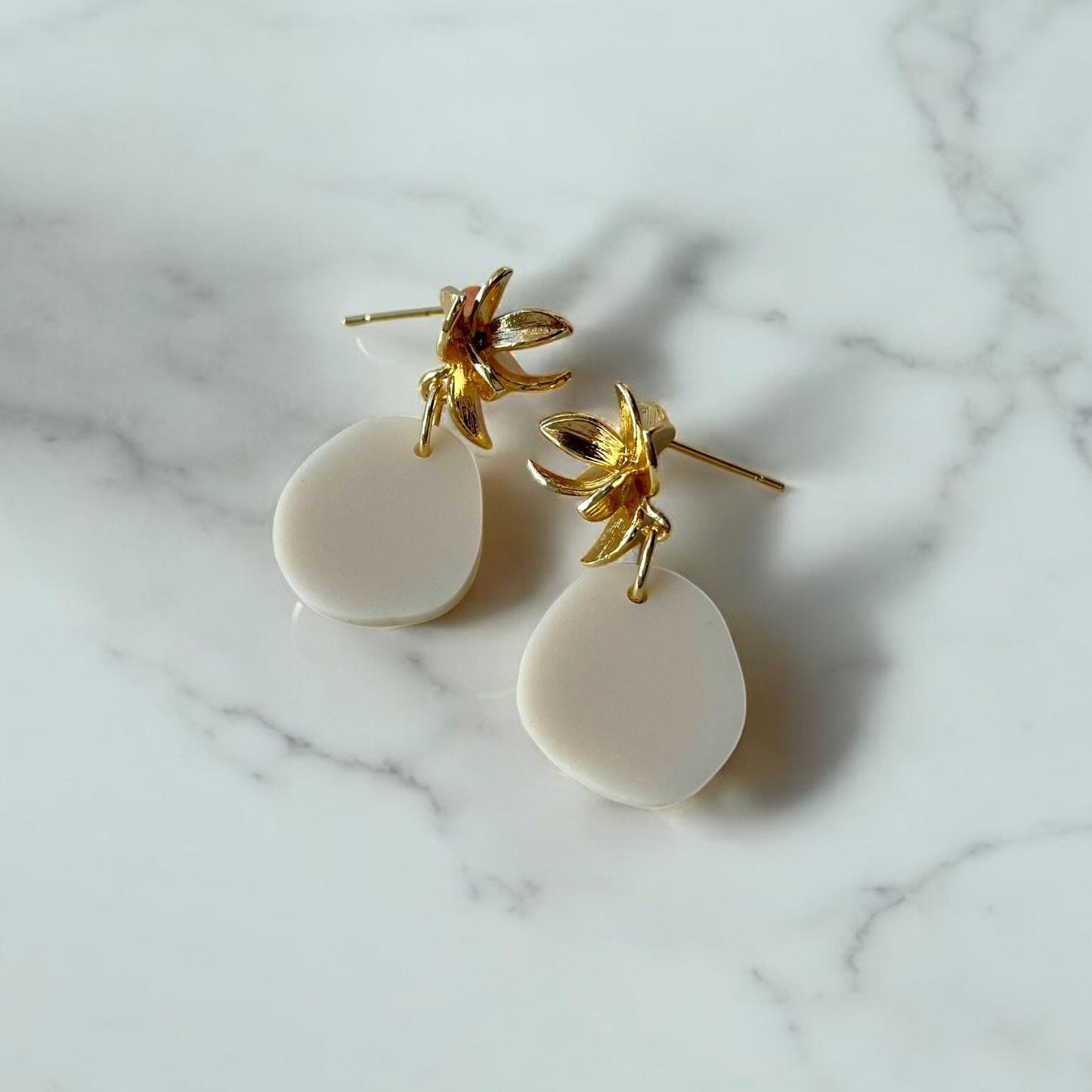 Ohrring »Florentine« | allergikerfreundlich | Edelstahl vergoldet | beige farbiges Acryl | leichte Statement-Ohrringe | Schmuck | Geschenk