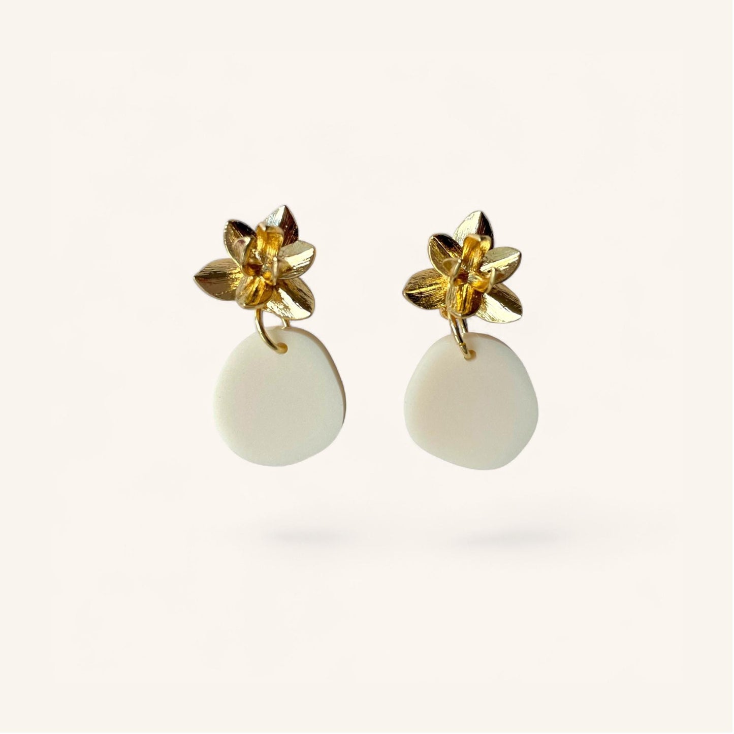 Ohrring »Florentine« | allergikerfreundlich | Edelstahl vergoldet | beige farbiges Acryl | leichte Statement-Ohrringe | Schmuck | Geschenk