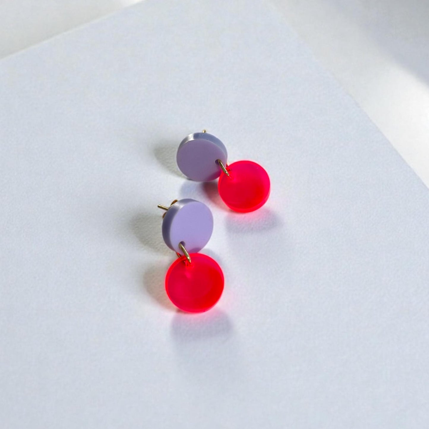 Ohrring »Lotta« | Farbvarianten | allergikerfreundlich | Acryl in Flieder und neon pink | leichte Statement-Ohrringe | Schmuck