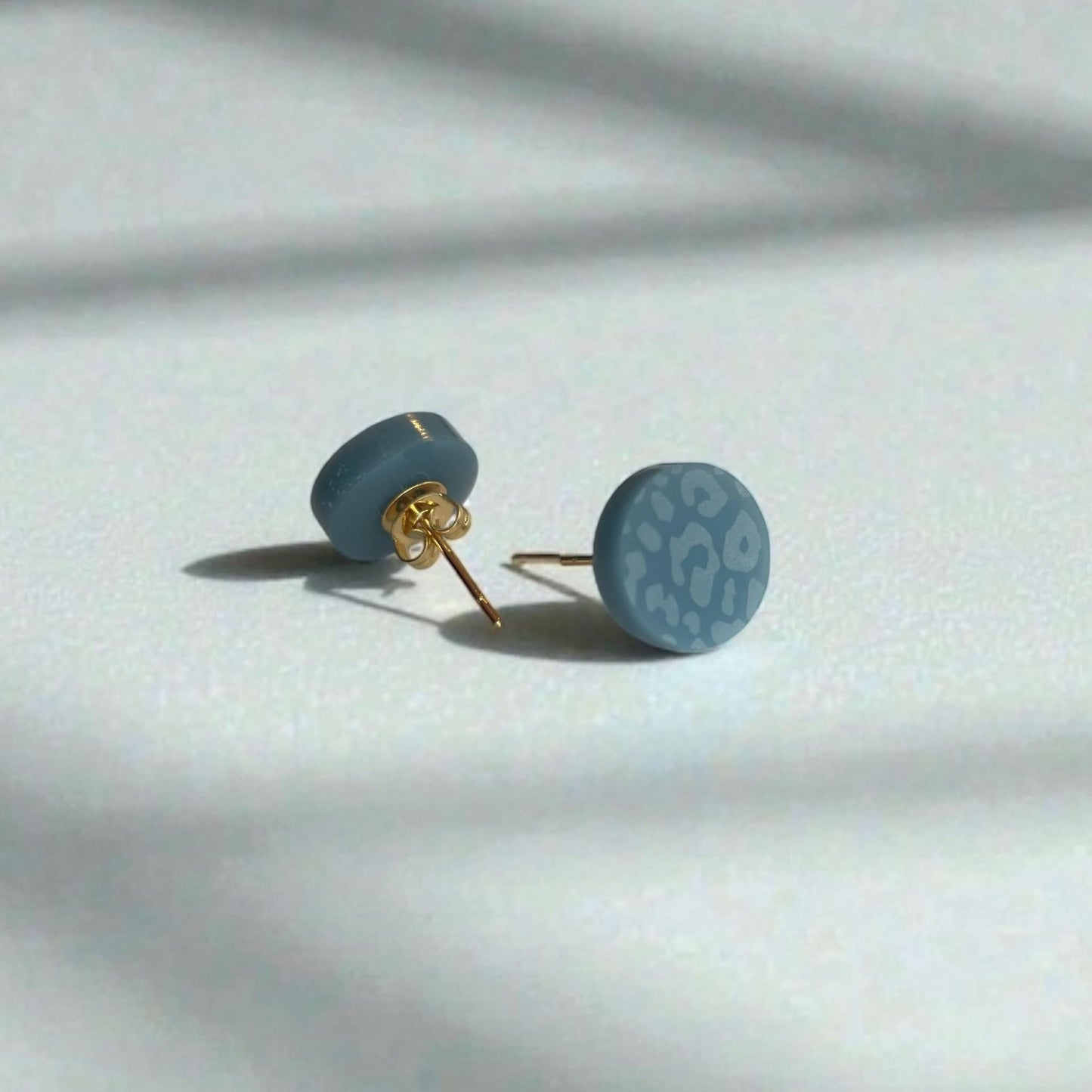 Ohrring-Stecker »Leonie« | allergikerfreundlich | blau matt graviertes Acryl | leicht