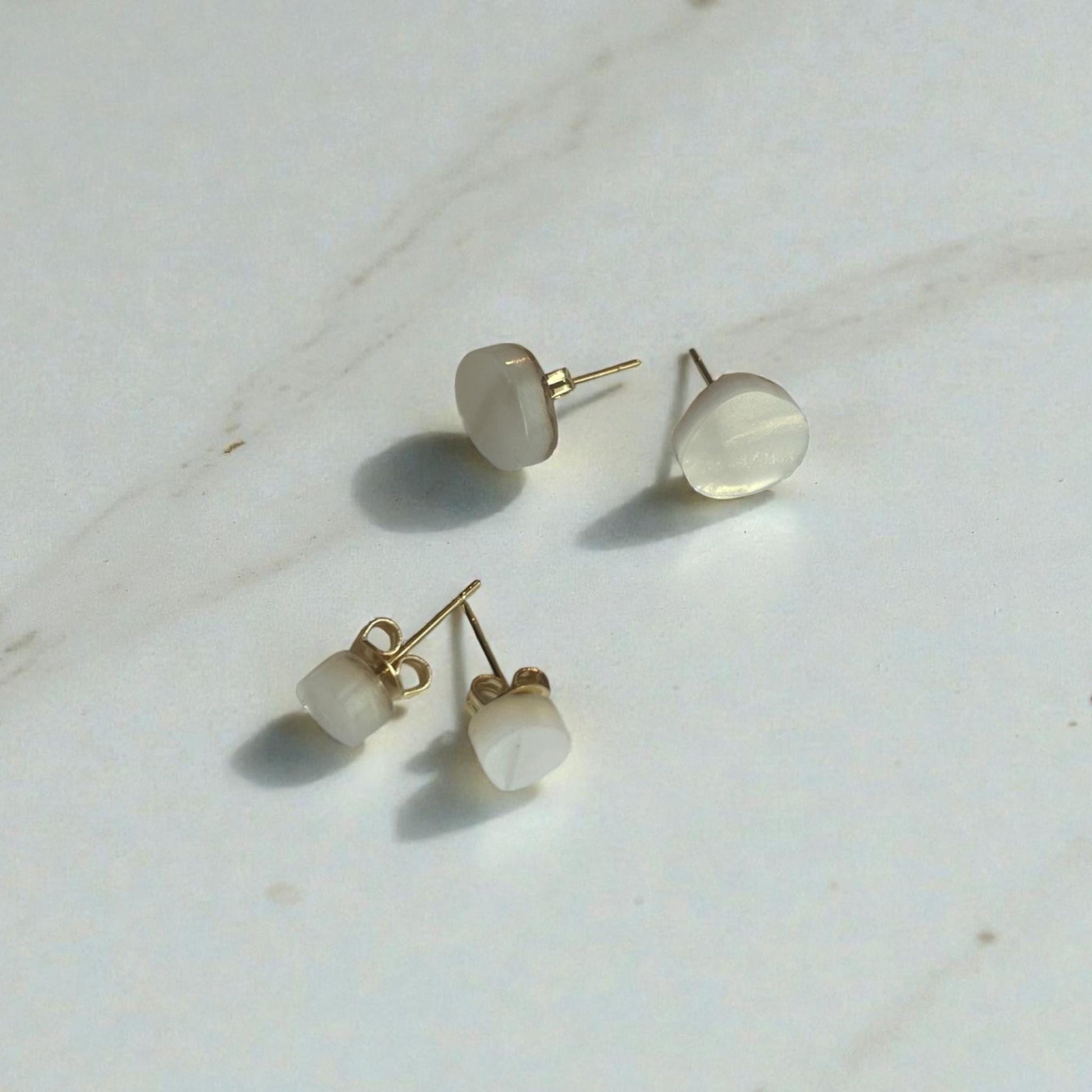 Ohrring-Stecker »Ida« | allergikerfreundlich | Acryl Perlmutt weiß | leicht | asymmetrisch