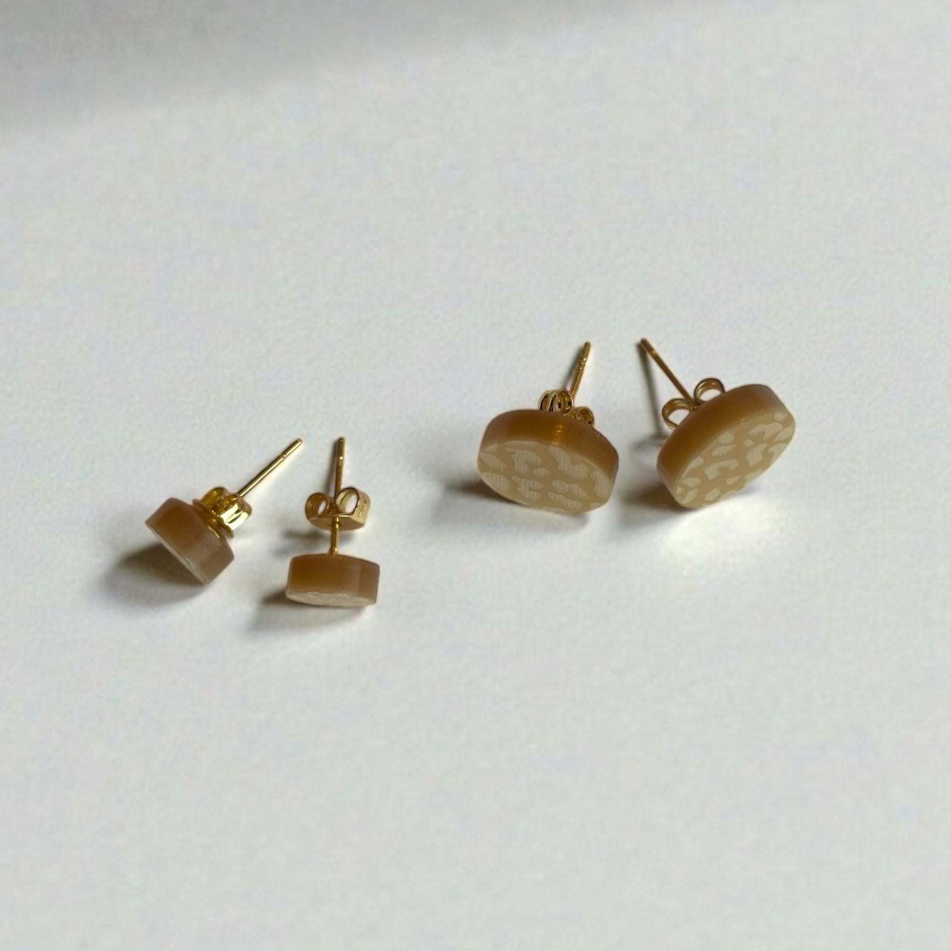 Ohrring-Stecker »Leonie« | allergikerfreundlich | gold matt graviertes Acryl | leicht