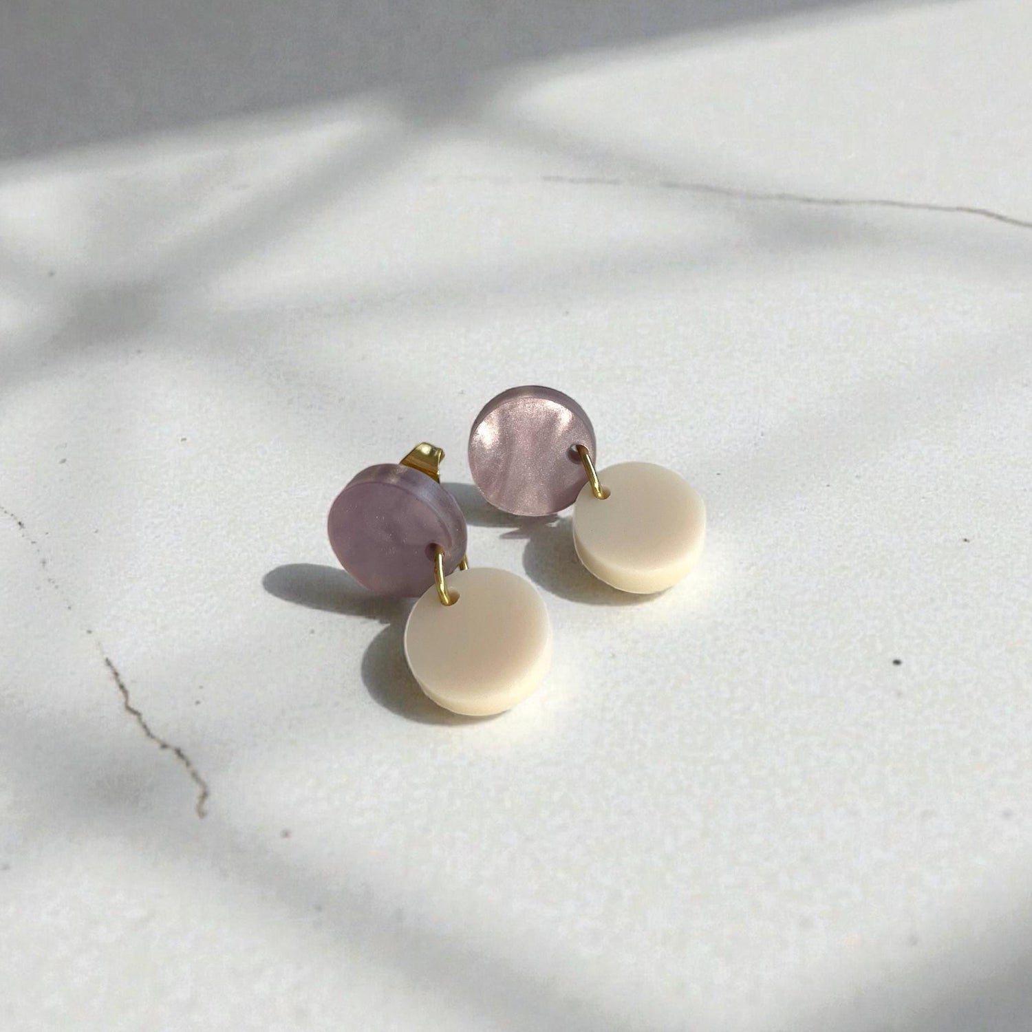 Ohrring »Lotta« | Farbvarianten | allergikerfreundlich | lila perlmutt und beige mattes Acryl | leichte Statement-Ohrringe | Schmuck