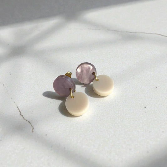 Ohrring »Lotta« | Farbvarianten | allergikerfreundlich | lila perlmutt und beige mattes Acryl | leichte Statement-Ohrringe | Schmuck