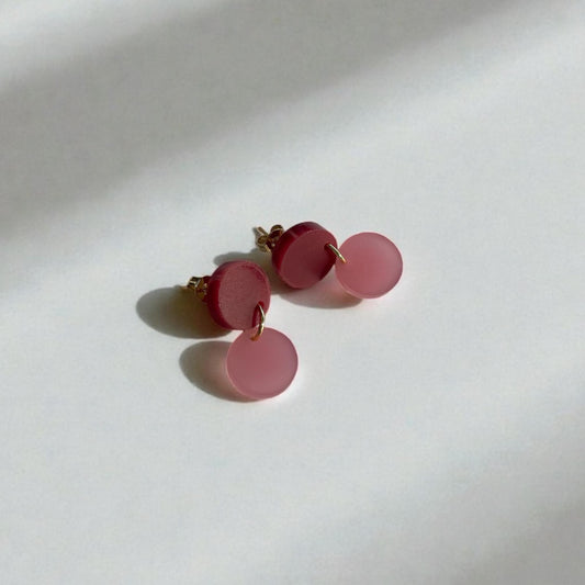 Ohrring »Lotta« | Farbvarianten | allergikerfreundlich | kirschrot und rosa saturiertes Acryl | leichte Statement-Ohrringe | Schmuck