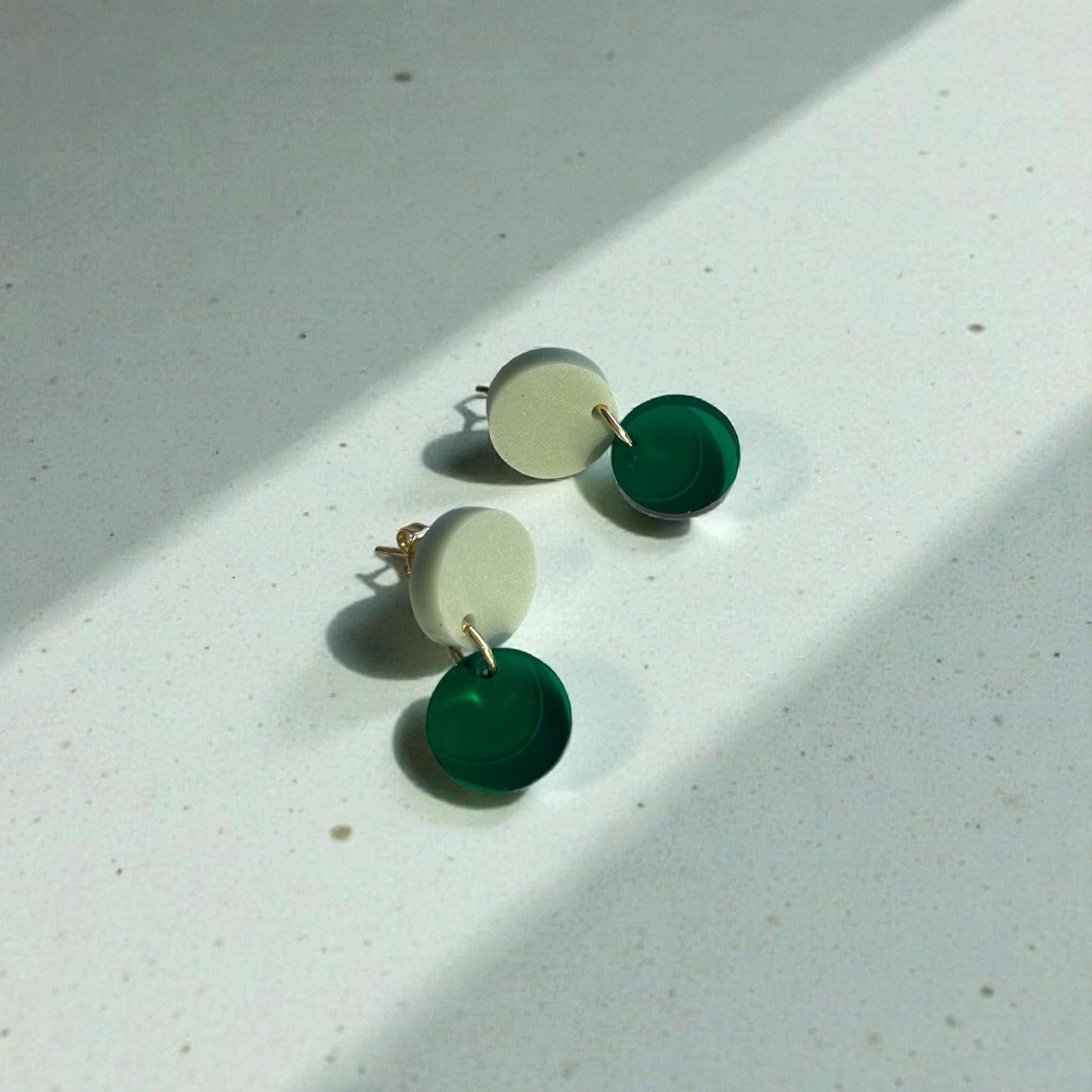 Ohrring »Lotta« | Farbvarianten | allergikerfreundlich | olivgrün und grün transparentes Acryl | leichte Statement-Ohrringe | Schmuck