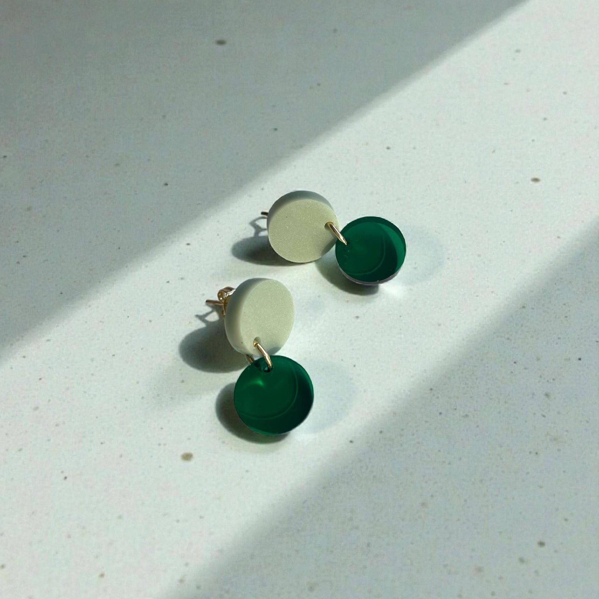 Ohrring »Lotta« | Farbvarianten | allergikerfreundlich | olivgrün und grün transparentes Acryl | leichte Statement-Ohrringe | Schmuck