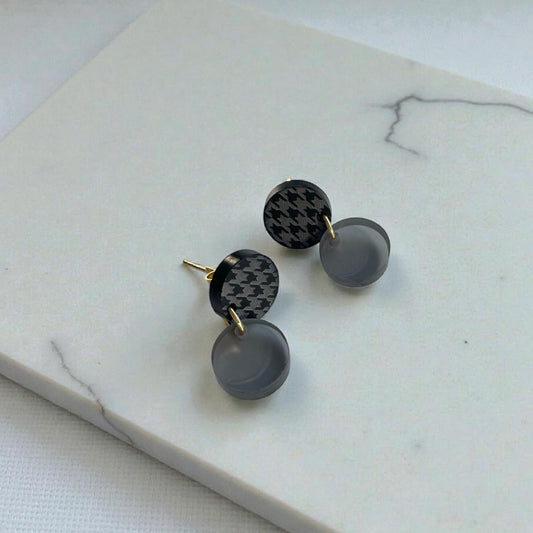 Ohrring »Lotta« | Farbvarianten | allergikerfreundlich | schwarz matt graviert und grau transparentes Acryl | leichte Statement-Ohrringe