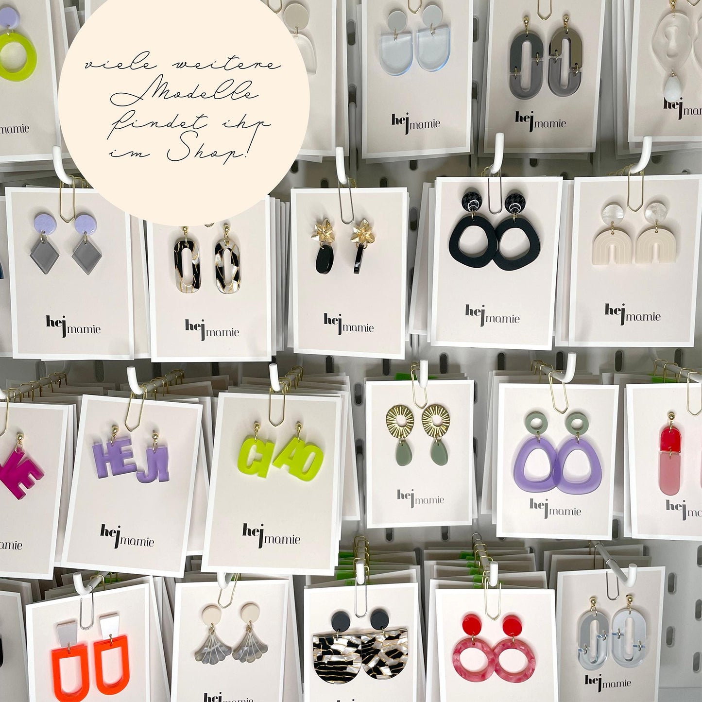 Ohrring »Lotta« | Farbvarianten | allergikerfreundlich | schwarz matt graviert und grau transparentes Acryl | leichte Statement-Ohrringe