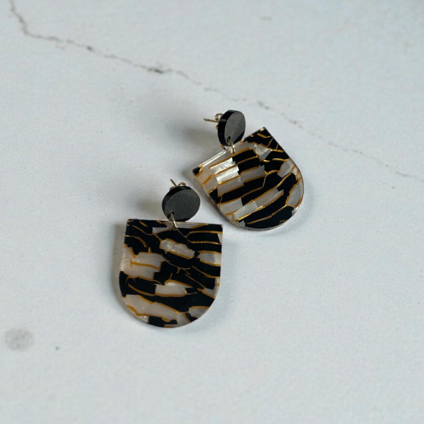 Ohrring »Renate« | allergikerfreundlich | Edelstahl vergoldet | gold schwarzes Acetat Acryl | leichte Statement-Ohrringe | Schmuck