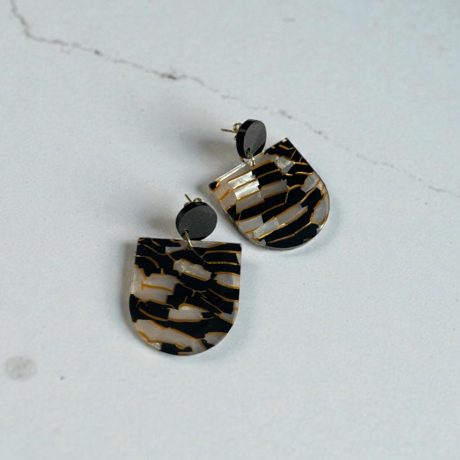 Ohrring »Renate« | allergikerfreundlich | Edelstahl vergoldet | gold schwarzes Acetat Acryl | leichte Statement-Ohrringe | Schmuck