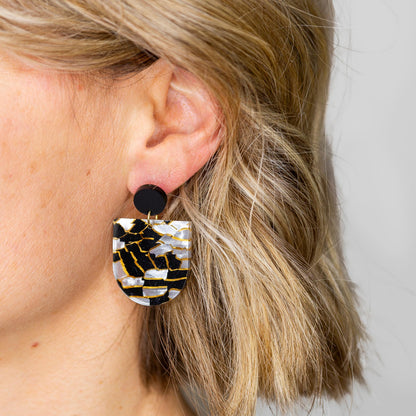 Ohrring »Renate« | allergikerfreundlich | Edelstahl vergoldet | gold schwarzes Acetat Acryl | leichte Statement-Ohrringe | Schmuck