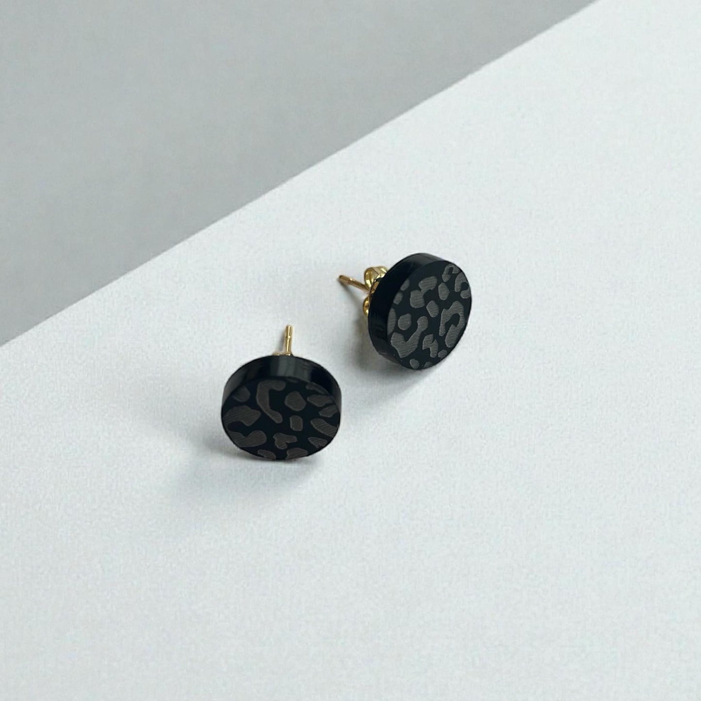 Ohrring-Stecker »Leonie« | allergikerfreundlich | schwarz matt graviertes Acryl | leicht