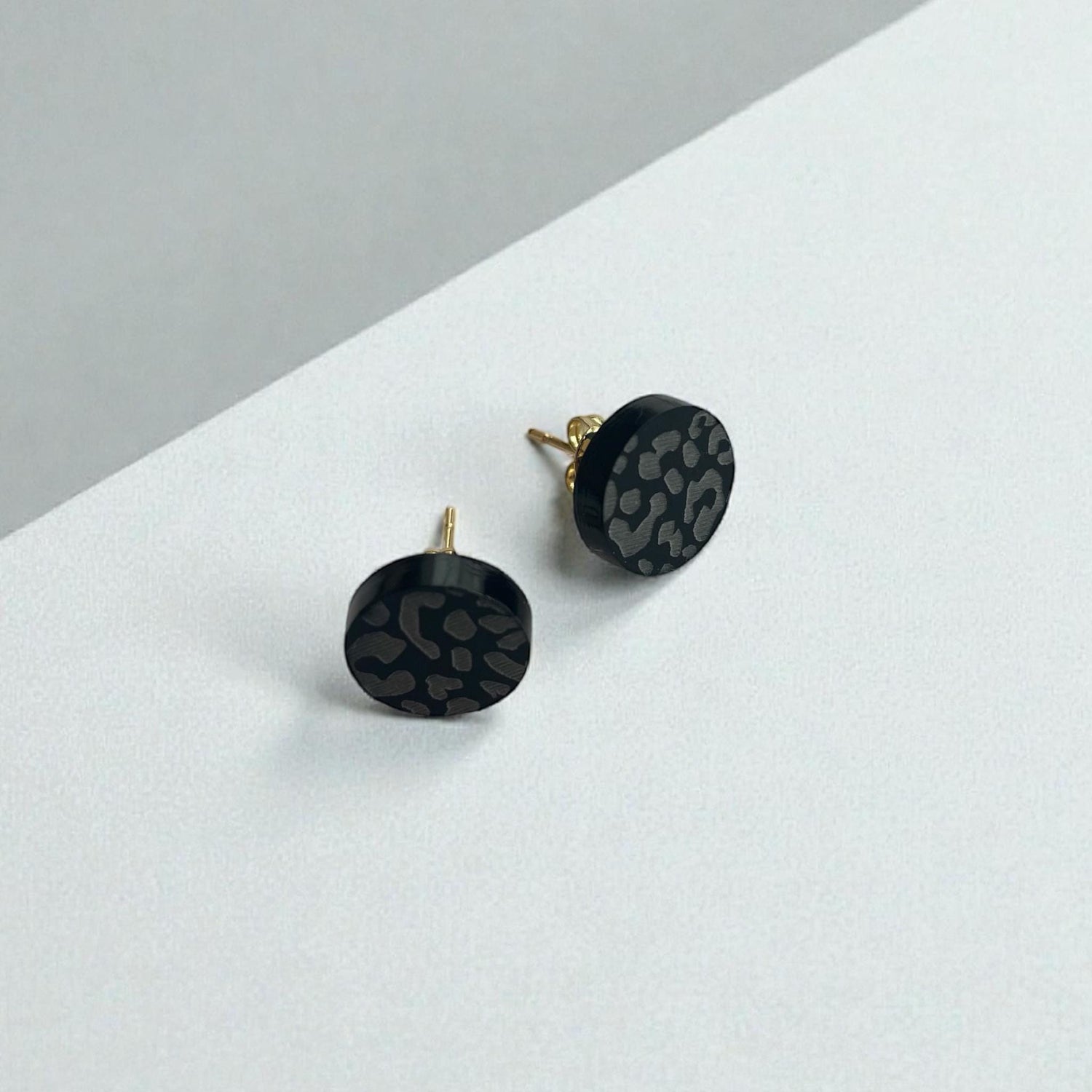 Ohrring-Stecker »Leonie« | allergikerfreundlich | schwarz matt graviertes Acryl | leicht