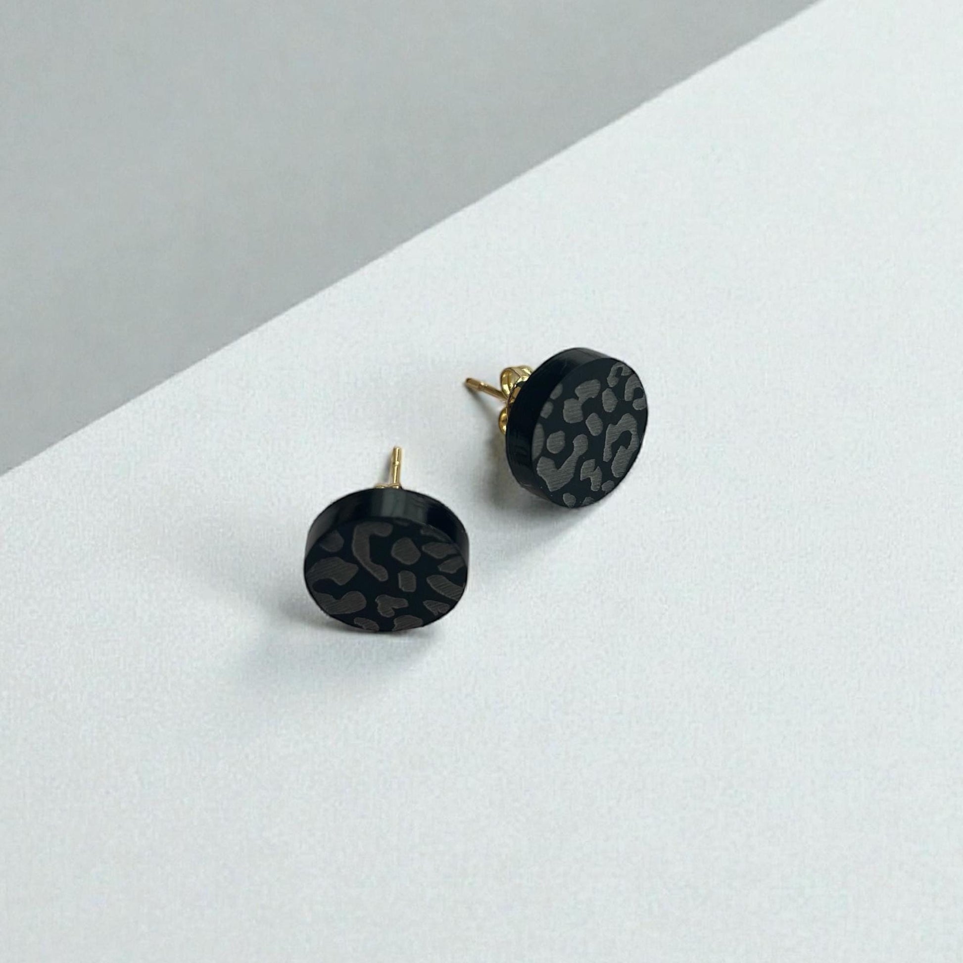 Ohrring-Stecker »Leonie« | allergikerfreundlich | schwarz matt graviertes Acryl | leicht