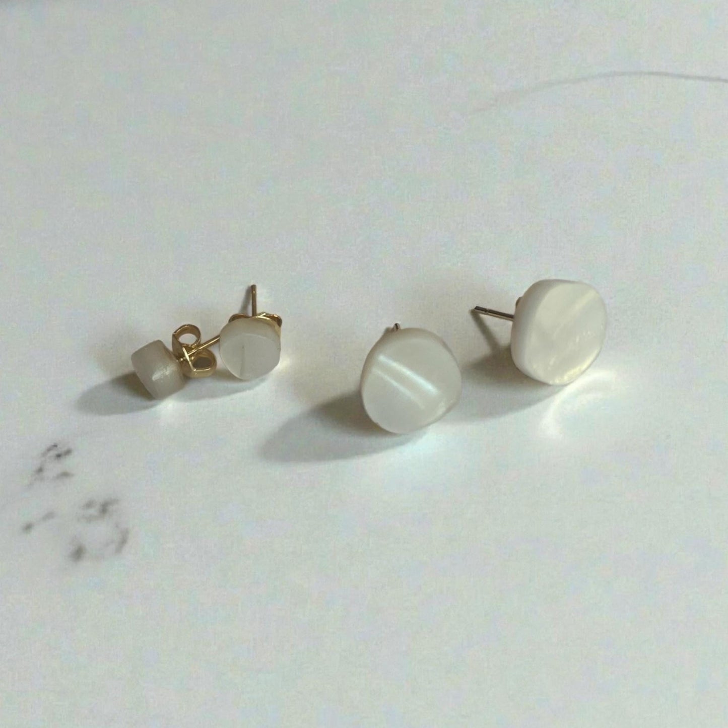 Ohrring-Stecker »Ida« | allergikerfreundlich | Acryl Perlmutt weiß | leicht | asymmetrisch