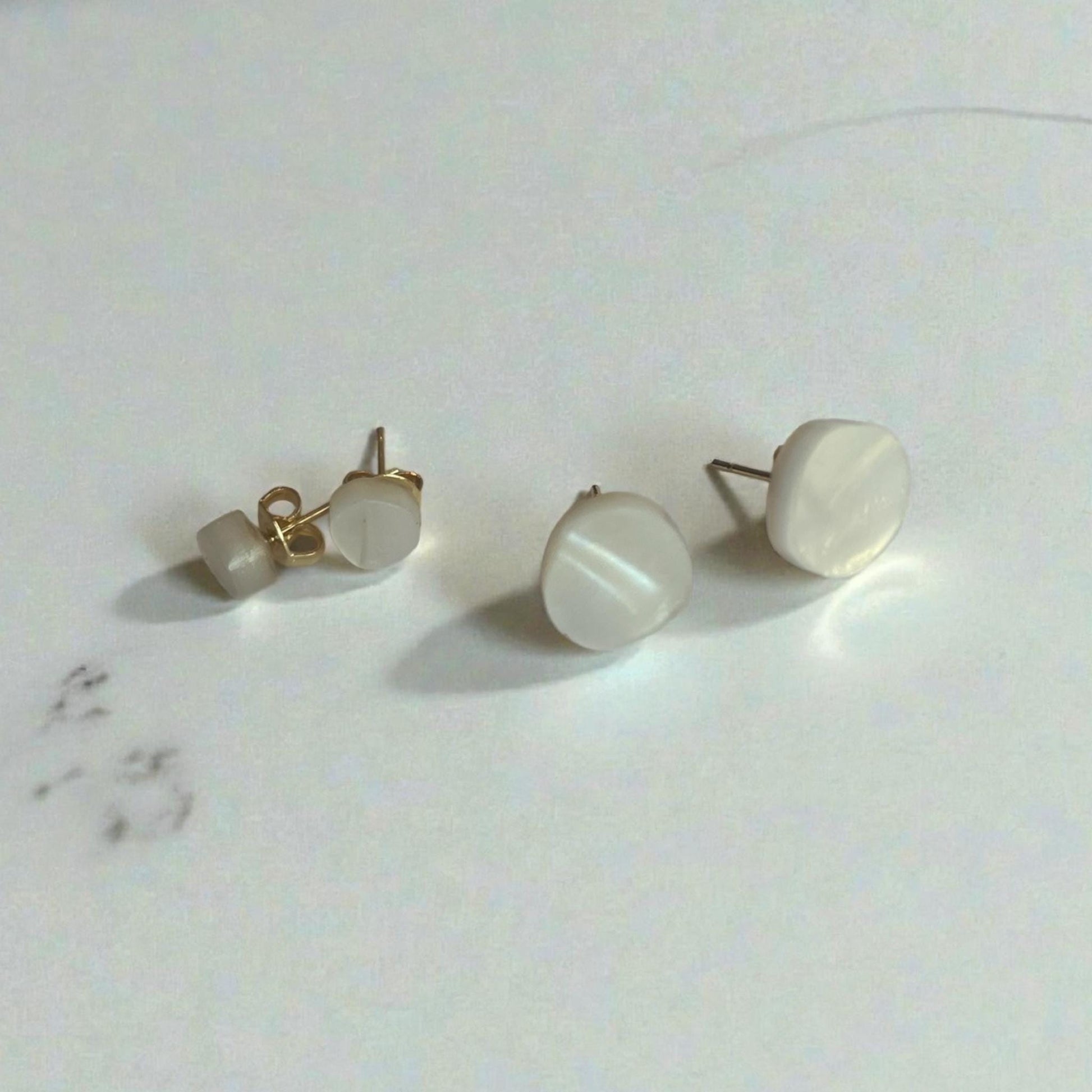 Ohrring-Stecker »Ida« | allergikerfreundlich | Acryl Perlmutt weiß | leicht | asymmetrisch
