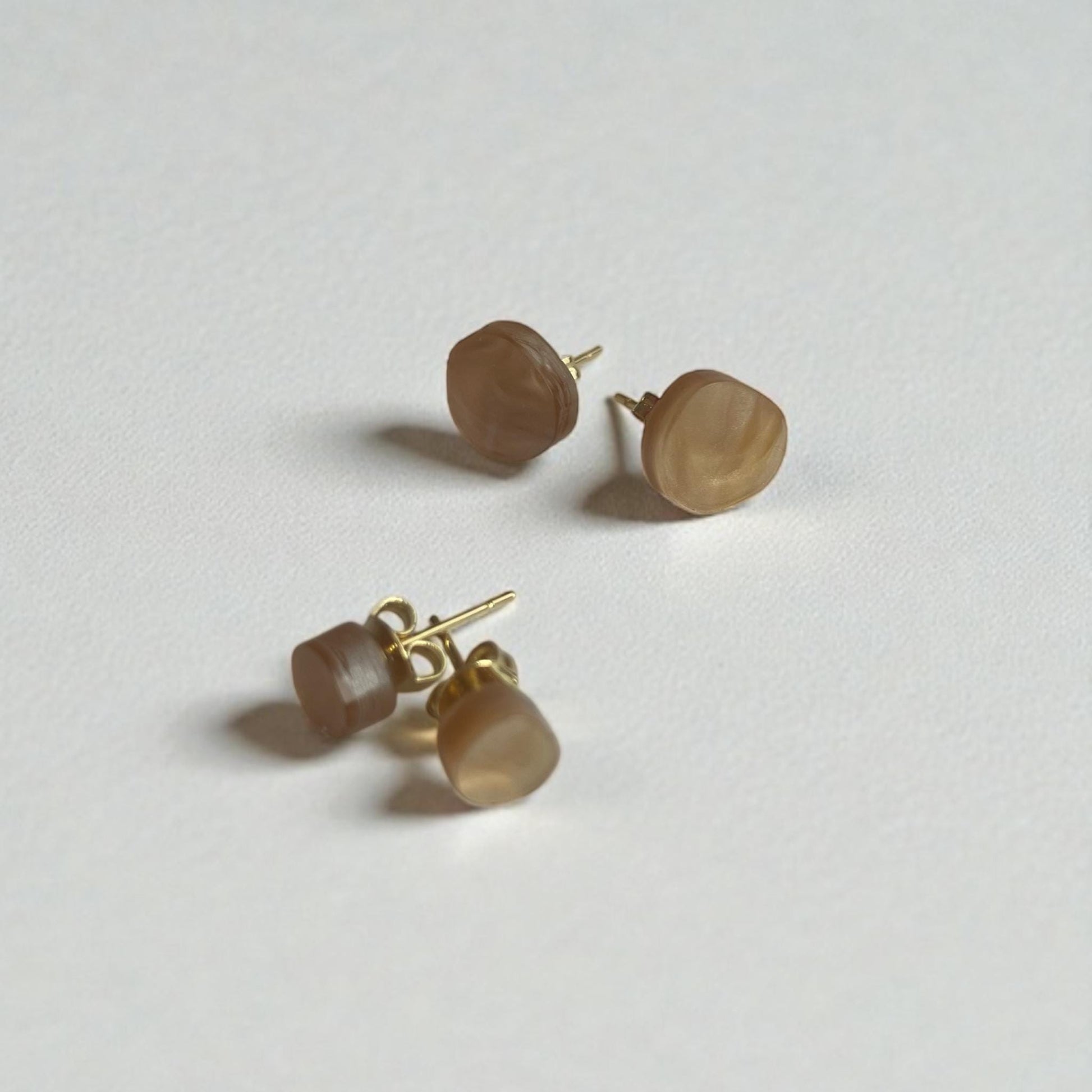 Ohrring-Stecker »Ida« | allergikerfreundlich | Acryl Perlmutt gold | leicht | asymmetrisch