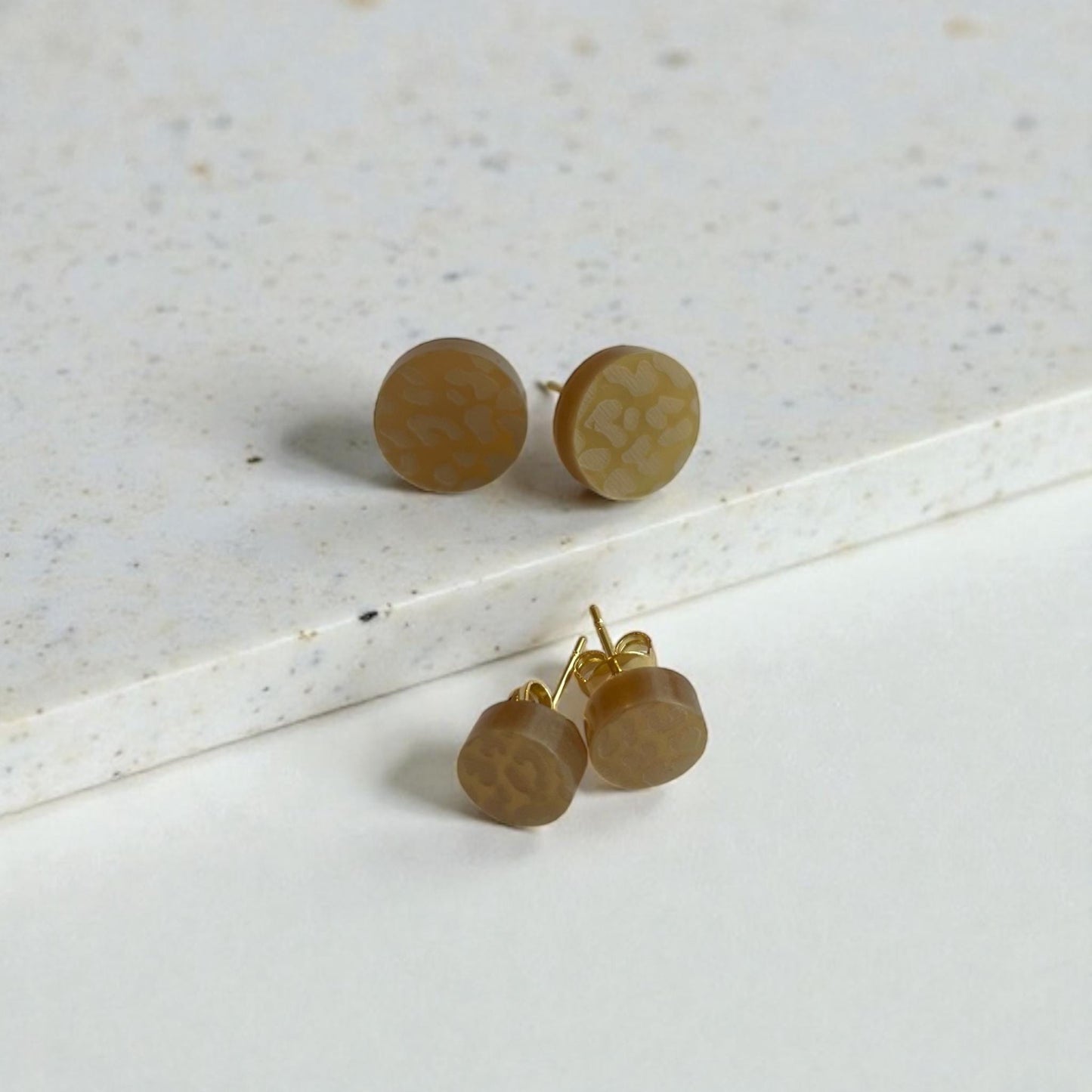Ohrring-Stecker »Leonie« | allergikerfreundlich | gold matt graviertes Acryl | leicht