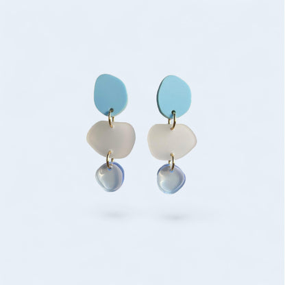 Ohrring »Freja« | allergikerfreundlich | asymmetrisch | 3-teilig | hellblau matt, Milchglas, hellblau transparent | Statement-Ohrring