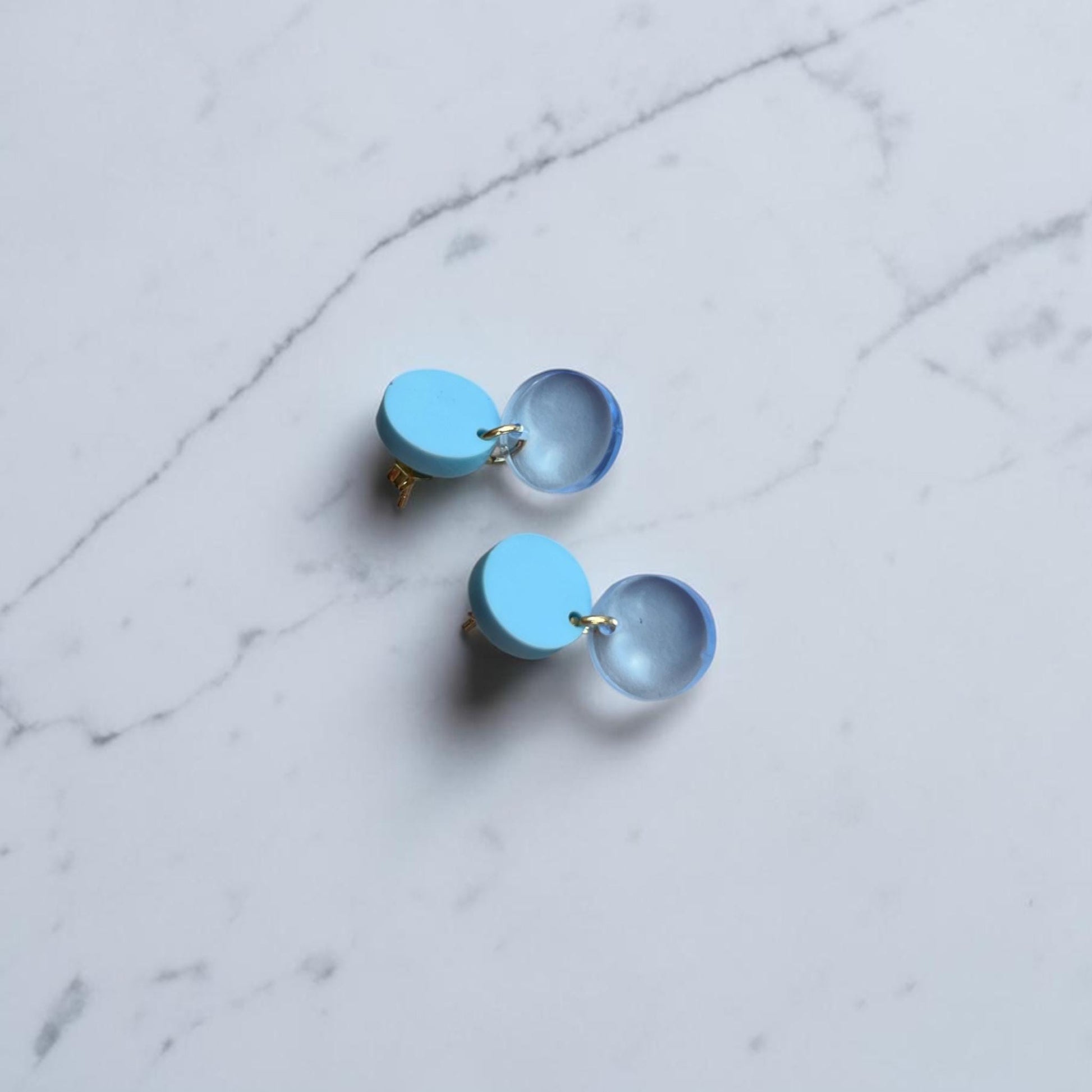 Ohrring »Lotta« | Farbvarianten | allergikerfreundlich | hellblau und hellblau transparentes Acryl | leichte Statement-Ohrringe | Schmuck