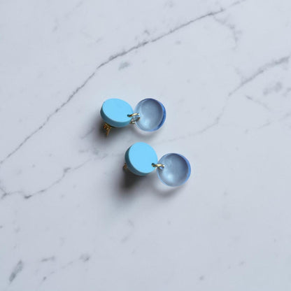 Ohrring »Lotta« | Farbvarianten | allergikerfreundlich | hellblau und hellblau transparentes Acryl | leichte Statement-Ohrringe | Schmuck