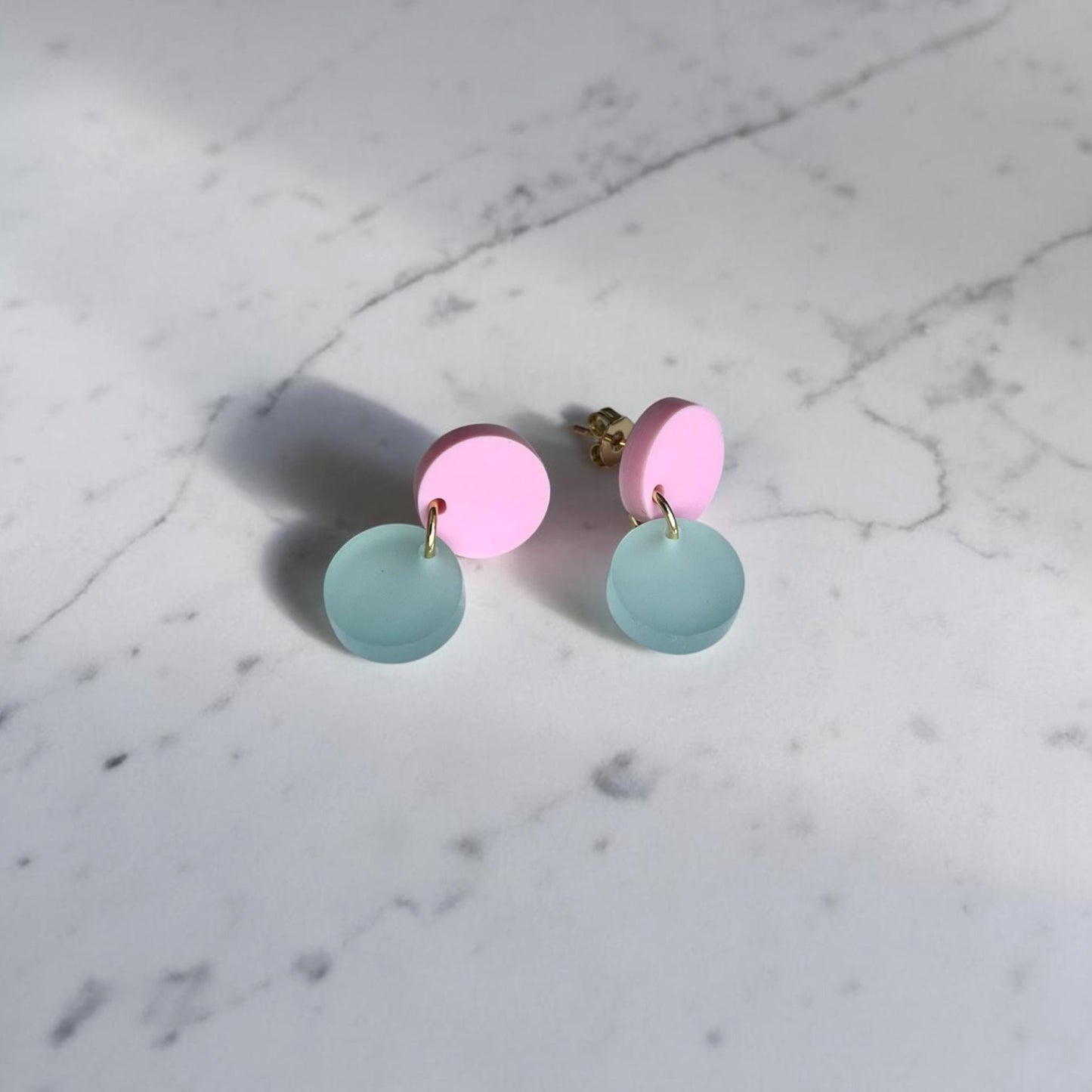 Ohrring »Lotta« | Farbvarianten | allergikerfreundlich | rosa und Frost satiniertes Acryl | leichte Statement-Ohrringe | Schmuck