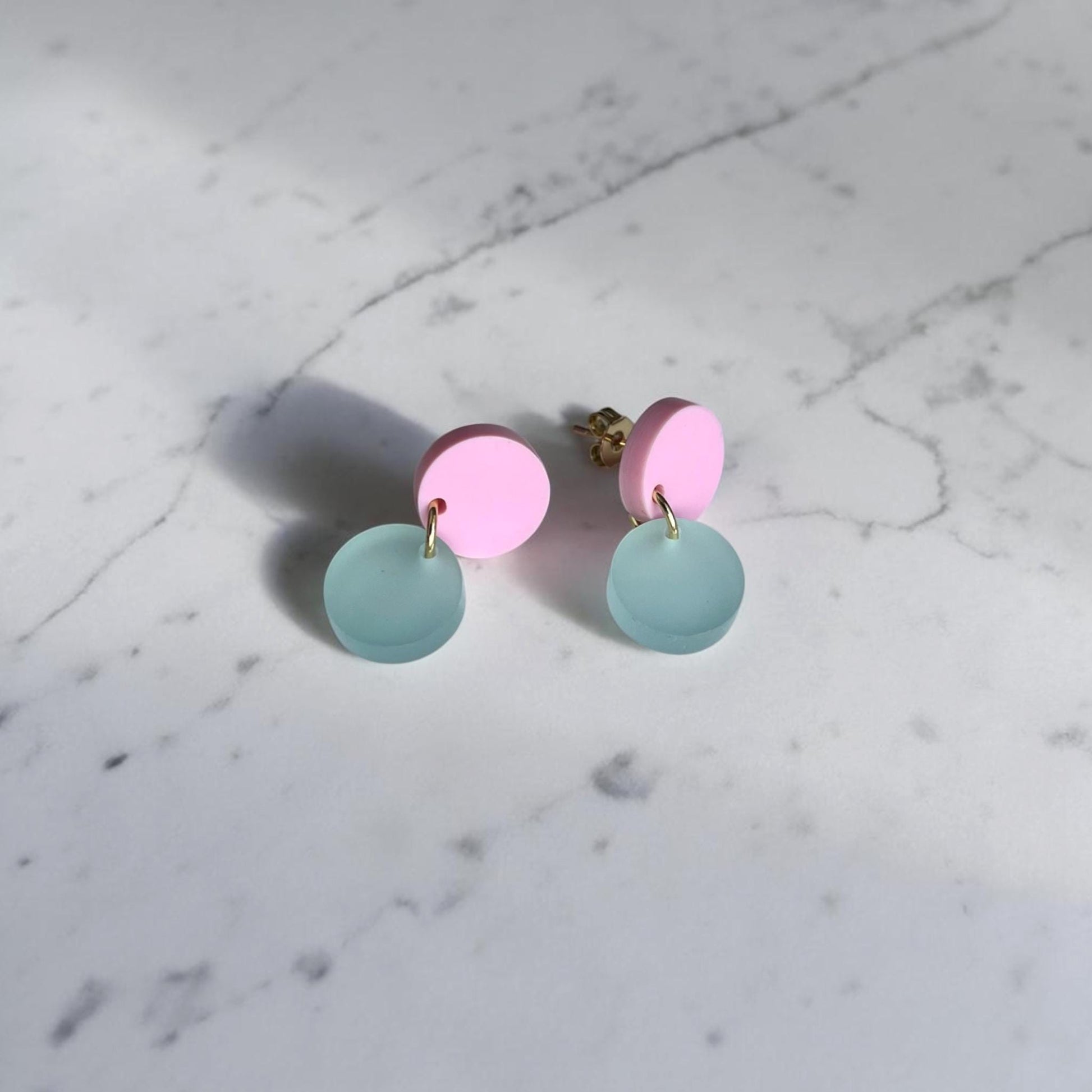 Ohrring »Lotta« | Farbvarianten | allergikerfreundlich | rosa und Frost satiniertes Acryl | leichte Statement-Ohrringe | Schmuck