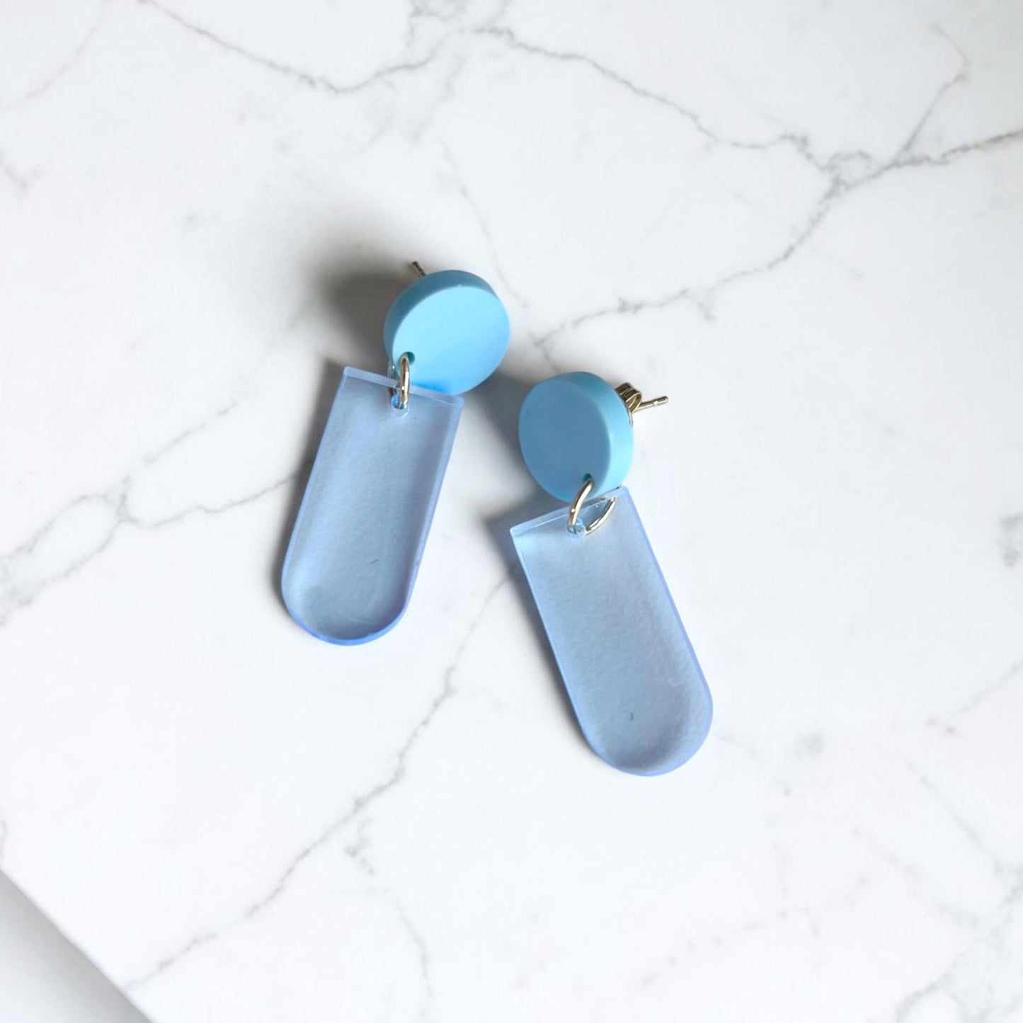 Ohrring »Lisbeth« | allergikerfreundlich | hellblau matt und transparent | Trendfarbe | leichte Statement-Ohrringe | Schmuck