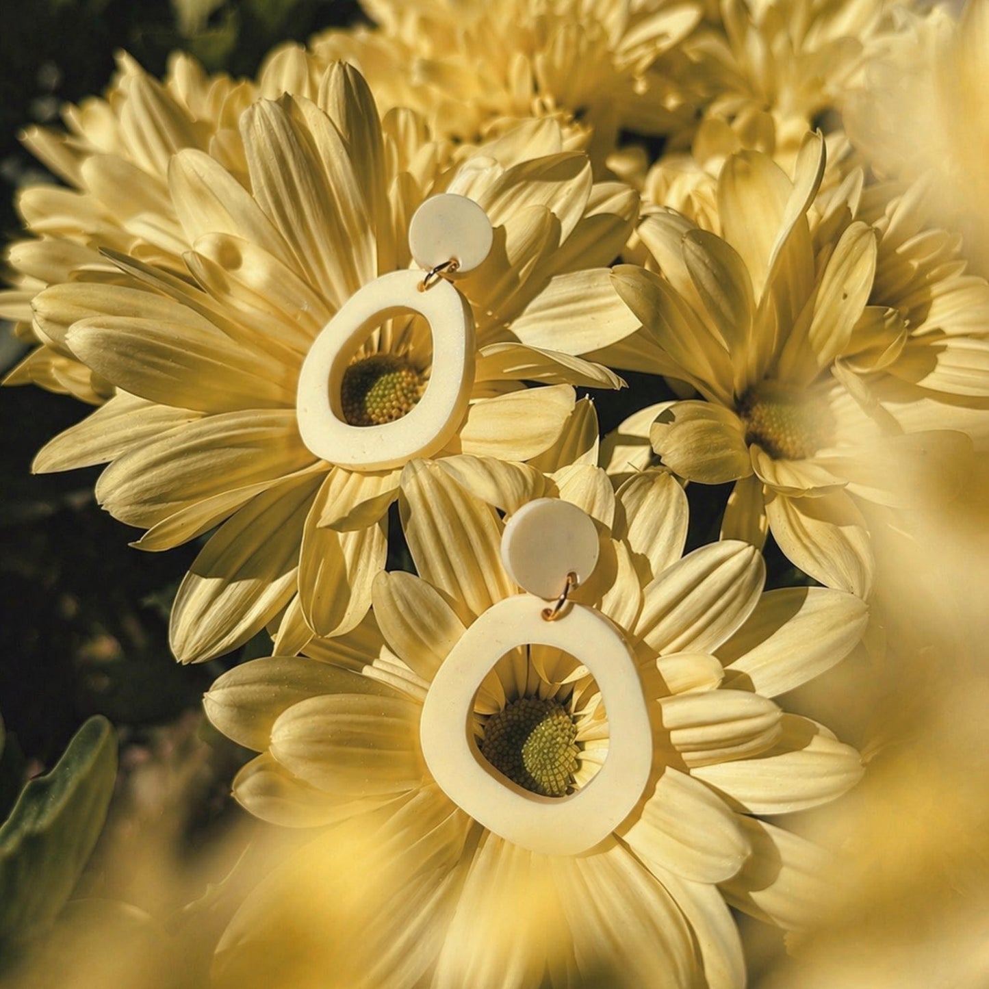 Ohrring »Christel« | allergikerfreundlich | hellgelbes Acryl | leichte Statement-Ohrringe | matt | Schmuck | Geschenk