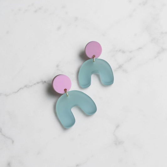 Ohrring »Tilda« | allergikerfreundlich | rosa und Frost satiniertes Acryl | leichte Statement-Ohrringe | Schmuck | Geschenk