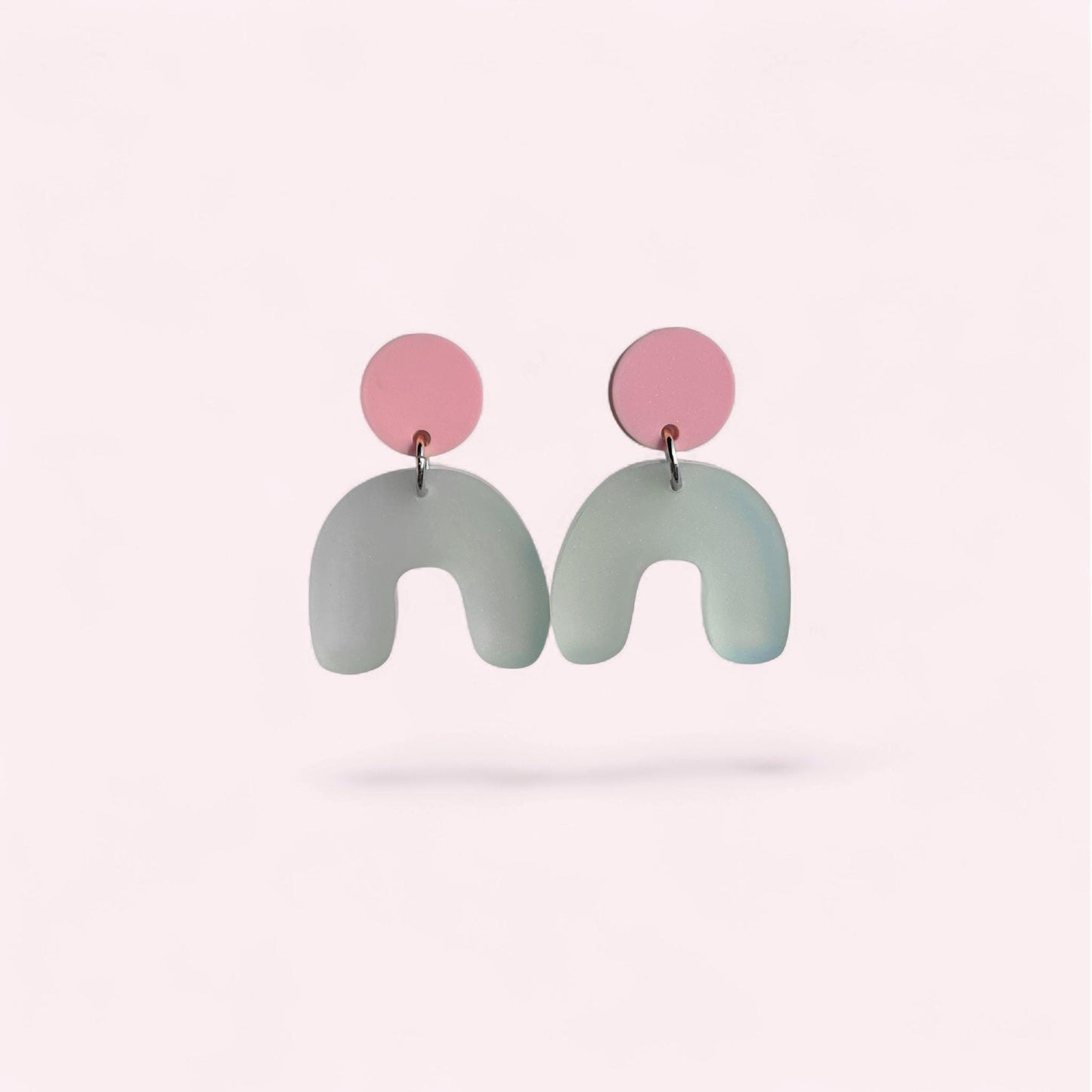Ohrring »Tilda« | allergikerfreundlich | rosa und Frost satiniertes Acryl | leichte Statement-Ohrringe | Schmuck | Geschenk