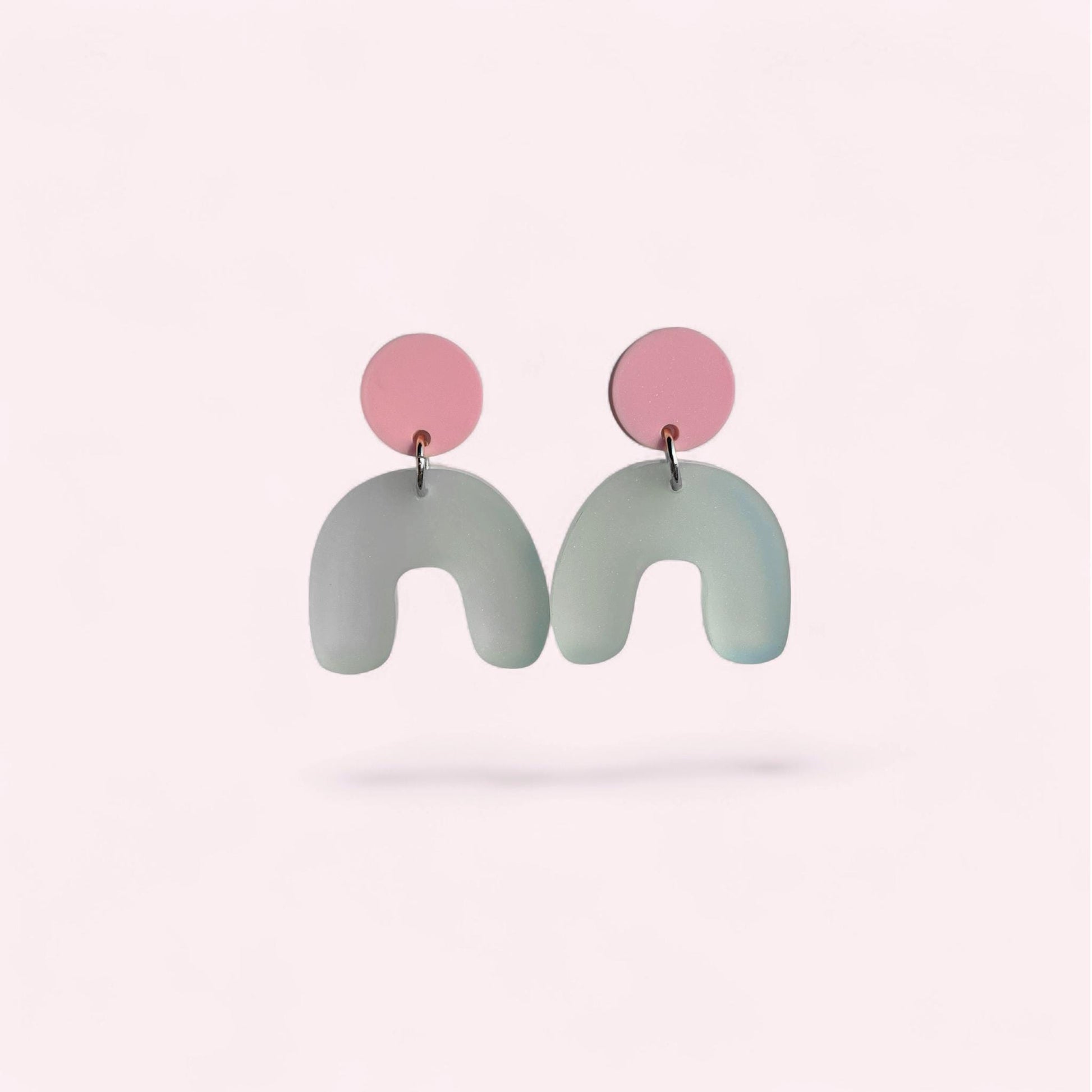 Ohrring »Tilda« | allergikerfreundlich | rosa und Frost satiniertes Acryl | leichte Statement-Ohrringe | Schmuck | Geschenk