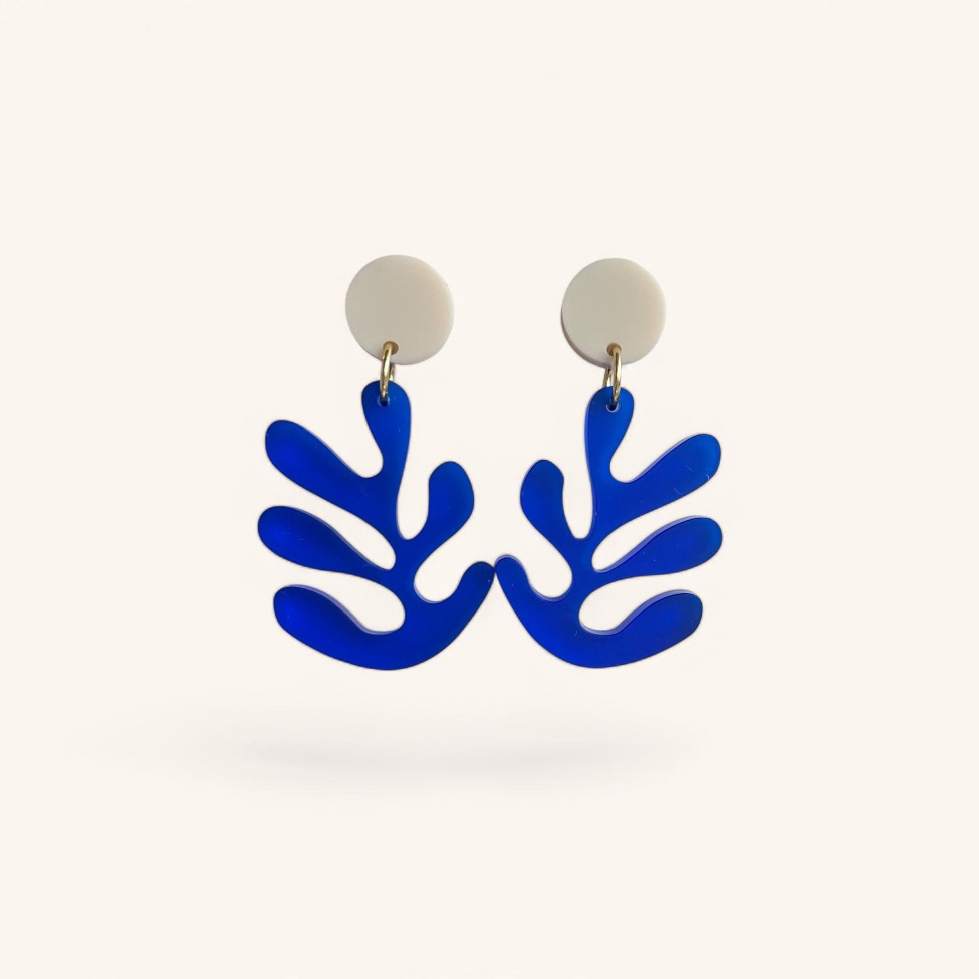 Ohrring »Martha« | allergikerfreundlich | beige mattes und blau satiniertes Acryl | leichte Statement-Ohrringe | Schmuck | Geschenk