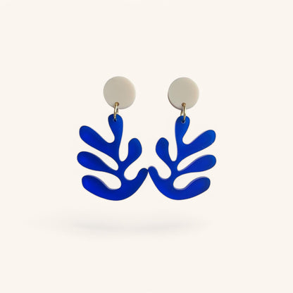 Ohrring »Martha« | allergikerfreundlich | beige mattes und blau satiniertes Acryl | leichte Statement-Ohrringe | Schmuck | Geschenk