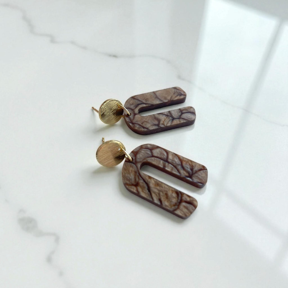 Ohrring »Marianne« | allergikerfreundlich | Messing vergoldet | braun marmoriertes Acryl | leichte Statement-Ohrringe | Schmuck | Geschenk
