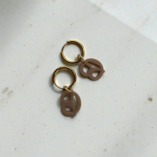 Creolen + Acryl-Anhänger »Brezel« | Creolen Edelstahl 18K vergoldet | Acryl in braun matt | leichte Ohrringe