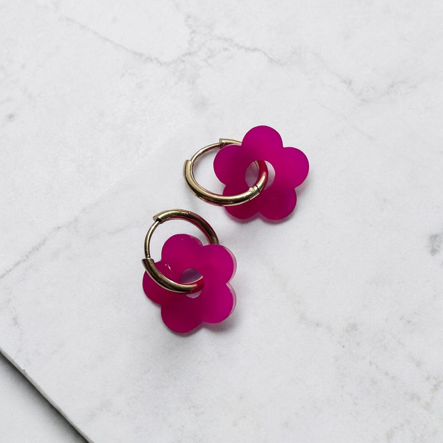 Creolen + Acryl-Anhänger »Blume Magenta« | Creolen Edelstahl 18K vergoldet | glänzendes Acryl | leichte Ohrringe